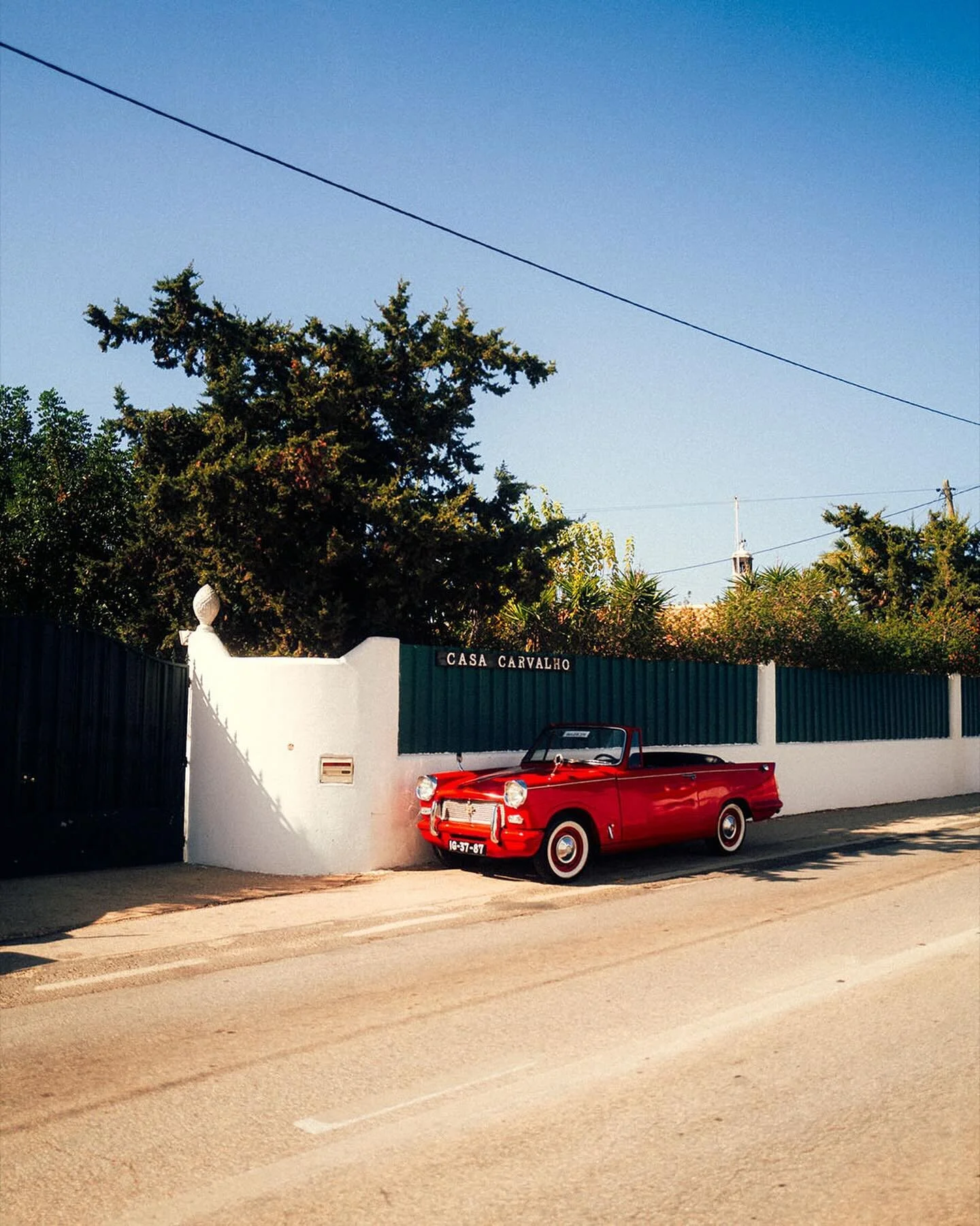 Dnes jsme se d&iacute;vali na Ford v Ferrari (Le Mans &lsquo;66) a &uacute;plně na mě zase dejchla ta atmosf&eacute;ra &scaron;edes&aacute;tek v Americe 🥹
A tahle fotka, ač v n&iacute; nen&iacute; Mustang z roku 69, ani neukazuje ulici na předměst&i