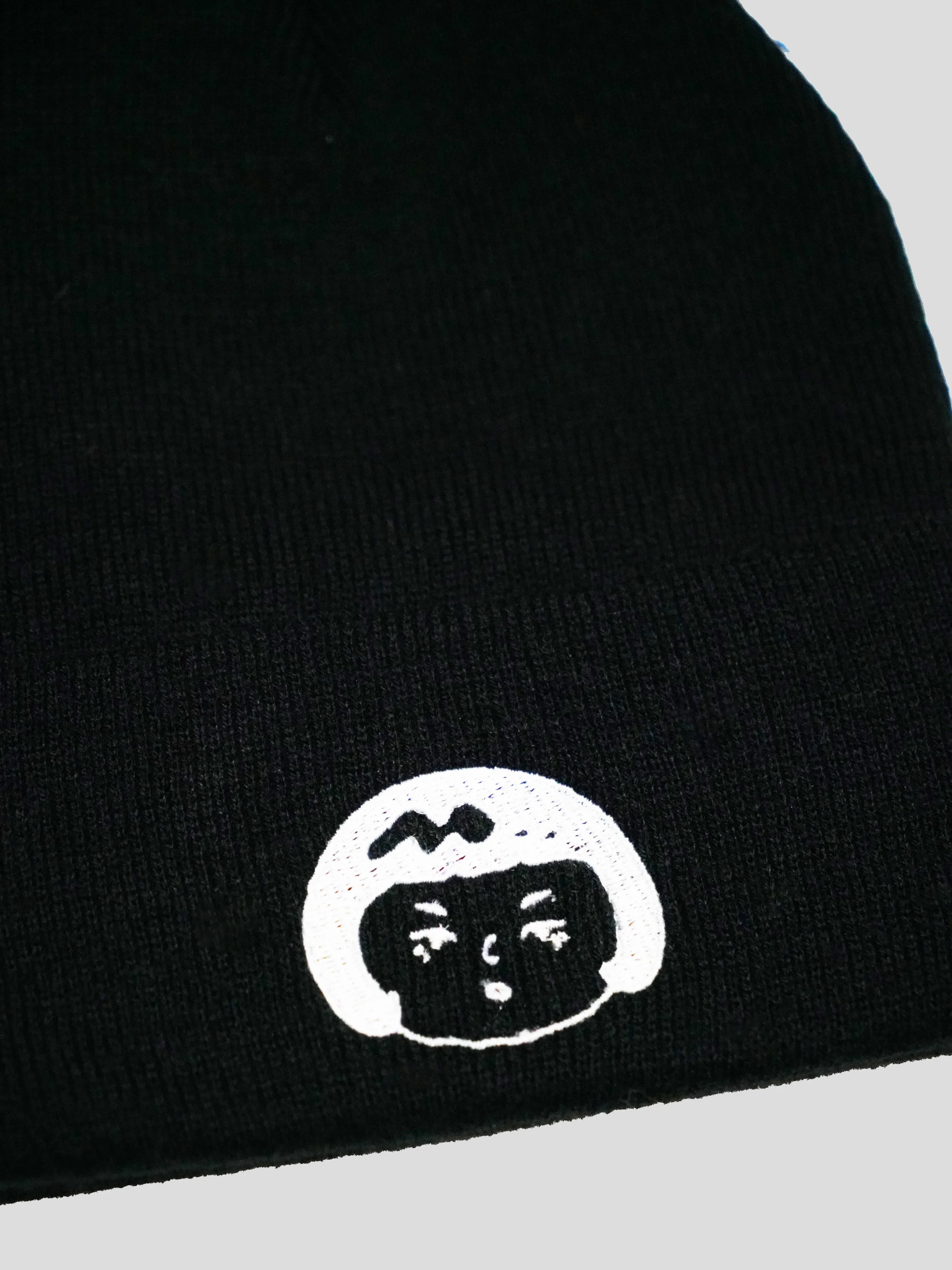 momo_black_beanie2.jpg