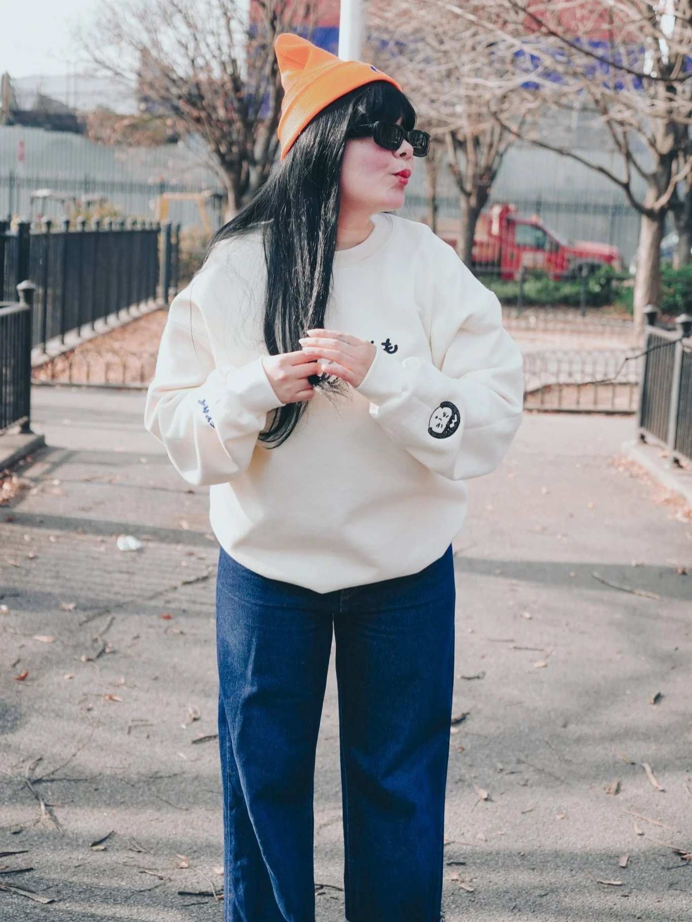 モモ Embroidered Crewneck Sweater