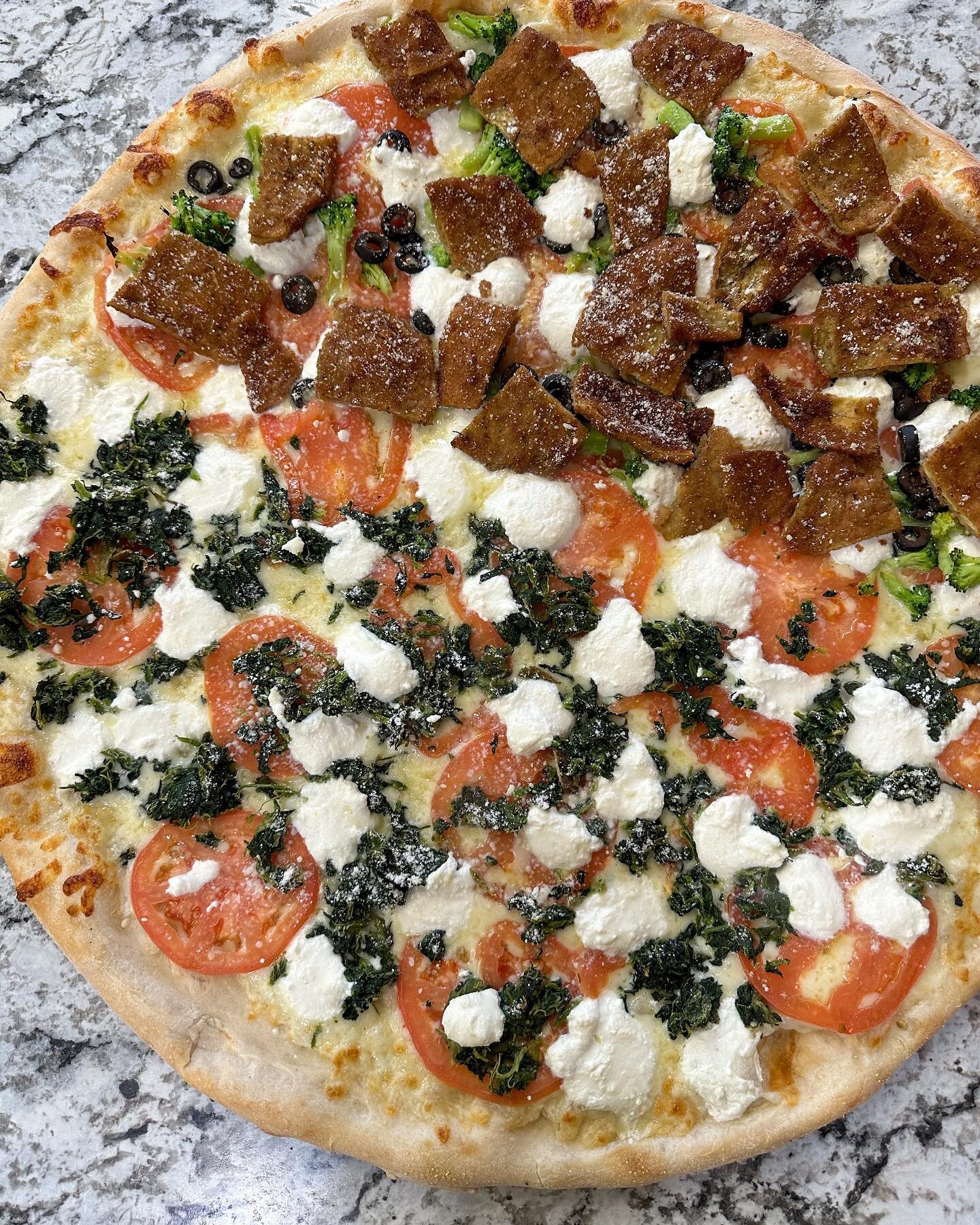 Dinner on your mind? Make it easy and enjoy your Sunday night by ordering a pizza with us😁

Order online or give us a call! 📞‼️

#hometownpizzaterryville #hometownpizza #connecticut #connecticuteatsout #connecticuteats #pizza #takeout #yummy #food 