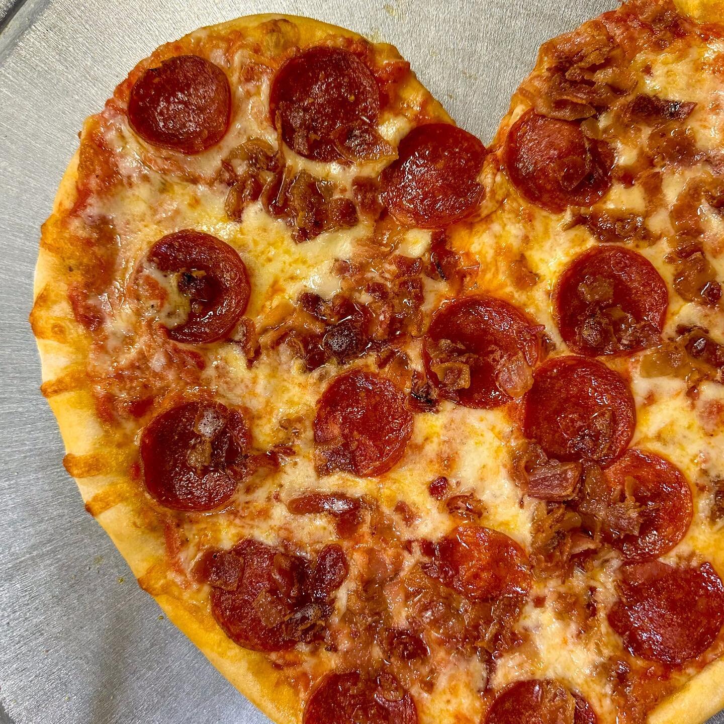 Sharing a few more of our ❤️shaped pizzas from yesterday because they were a hit!😁

#hometownpizzaterryville #hometownpizza #connecticut #connecticuteatsout #connecticuteats #pizza #takeout #yummy #food #litchfieldcounty #goodeats #winter #pizzaslic