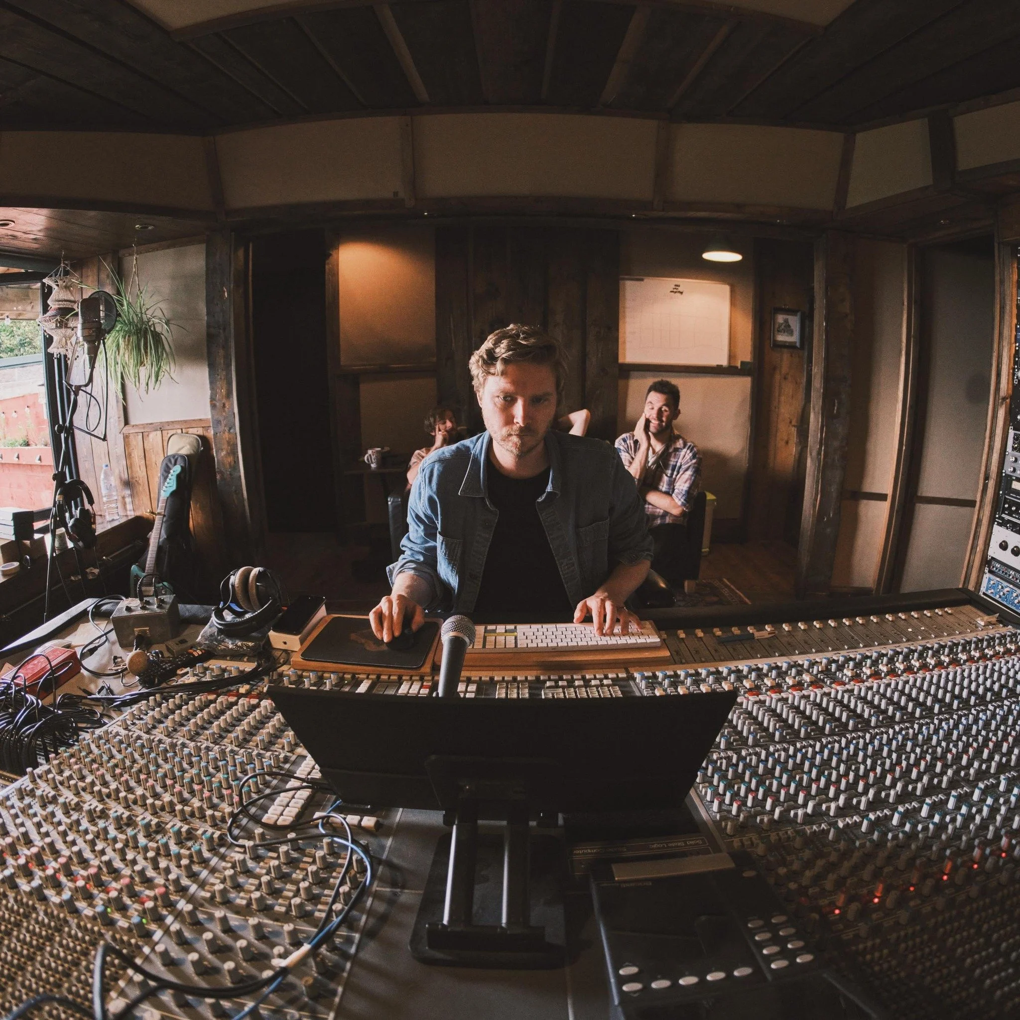 @blackmountainstudios with @rowantheband 

📸: @zebateira 

&bull;
&bull;
&bull;
&bull;
&bull;
&bull;
&bull;
&bull;
&bull;
&bull;
&bull;
#indie #recordingstudio #producer #mixer #audioengineer #indiemusic #newmusic #pop #popmusic #rock #analog #gearp