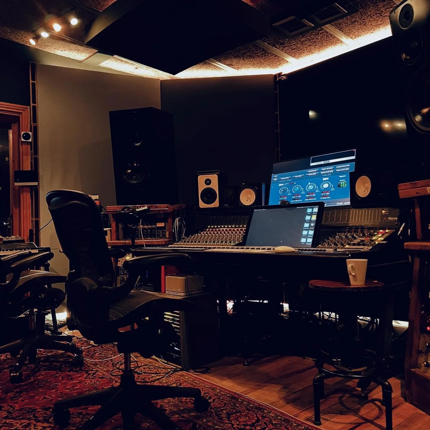 Life is full of twists and turns. I&rsquo;m happy to have found a new home base here at @camdenrecordingstudios. Autumn and winter are already booking up, so reach out to get in before the end of the year. ✌️