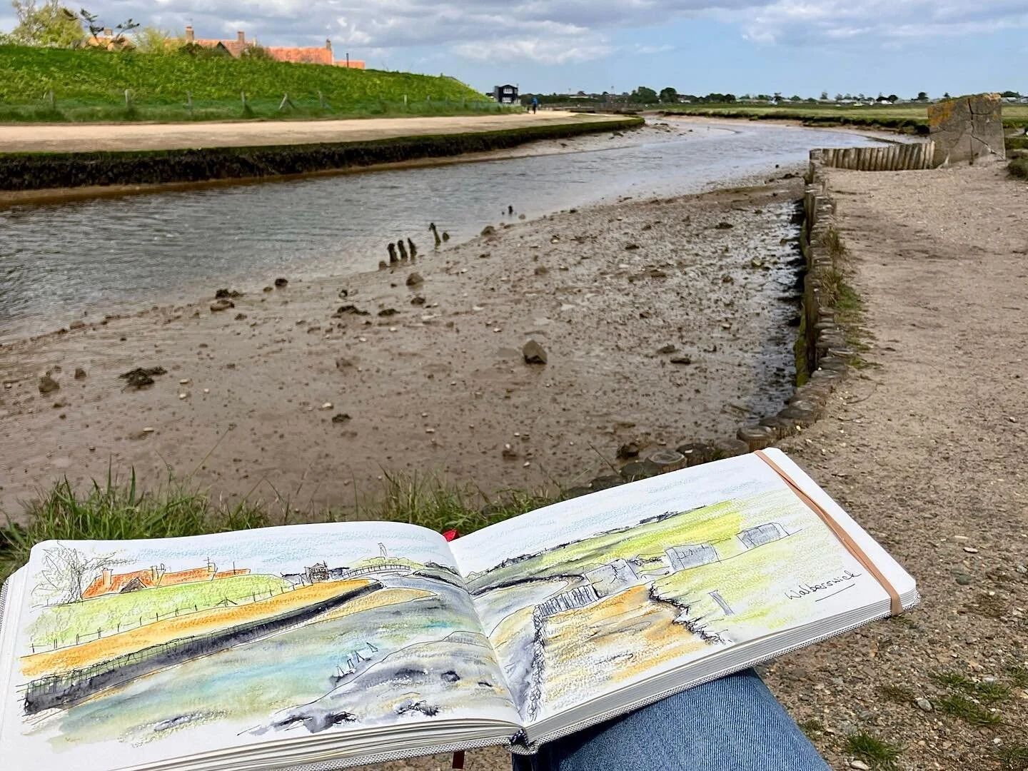 Testing out the shoulder with a bit of plein air sketching 

#sketchbookdrawing #sketchbookpages #sketching #sketchbook #pleinairsketching #thewalkingsketchbook #inspiredbynature
#natureinspiredart
#sketchonlocation #enpleinair  #landscapeinspiration