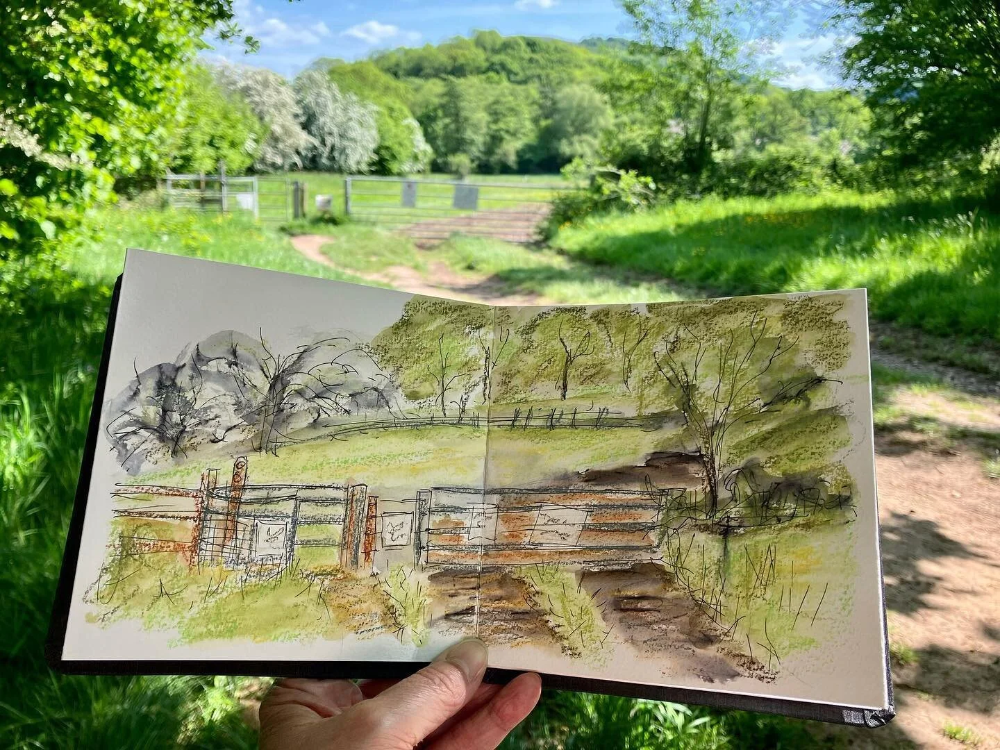 A quick sketch whilst out walking in the spring sunshine 

#sketchbookdrawing #sketchbook #walkingwithmysketchbook #sketchbookpages #neocolour2 #hahnem&uuml;hlesketchbook #hahnemuehle #hahnemuehleweek #quicksketch #springday #pendrawing #dailywalk #l
