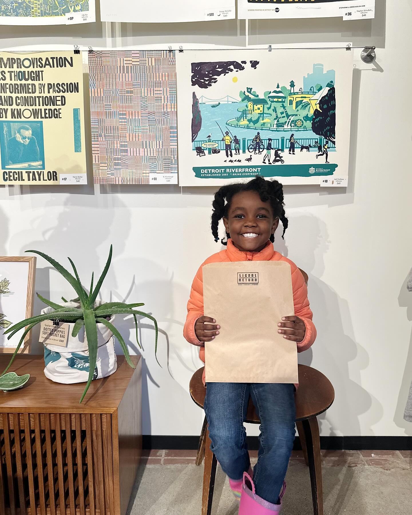 Yesterday 2nd grade artists visited our friends at @signalreturn to learn about all things print making! 

The expert artists at Signal Return taught every component of the process of print making and design &amp; even let students create their own p