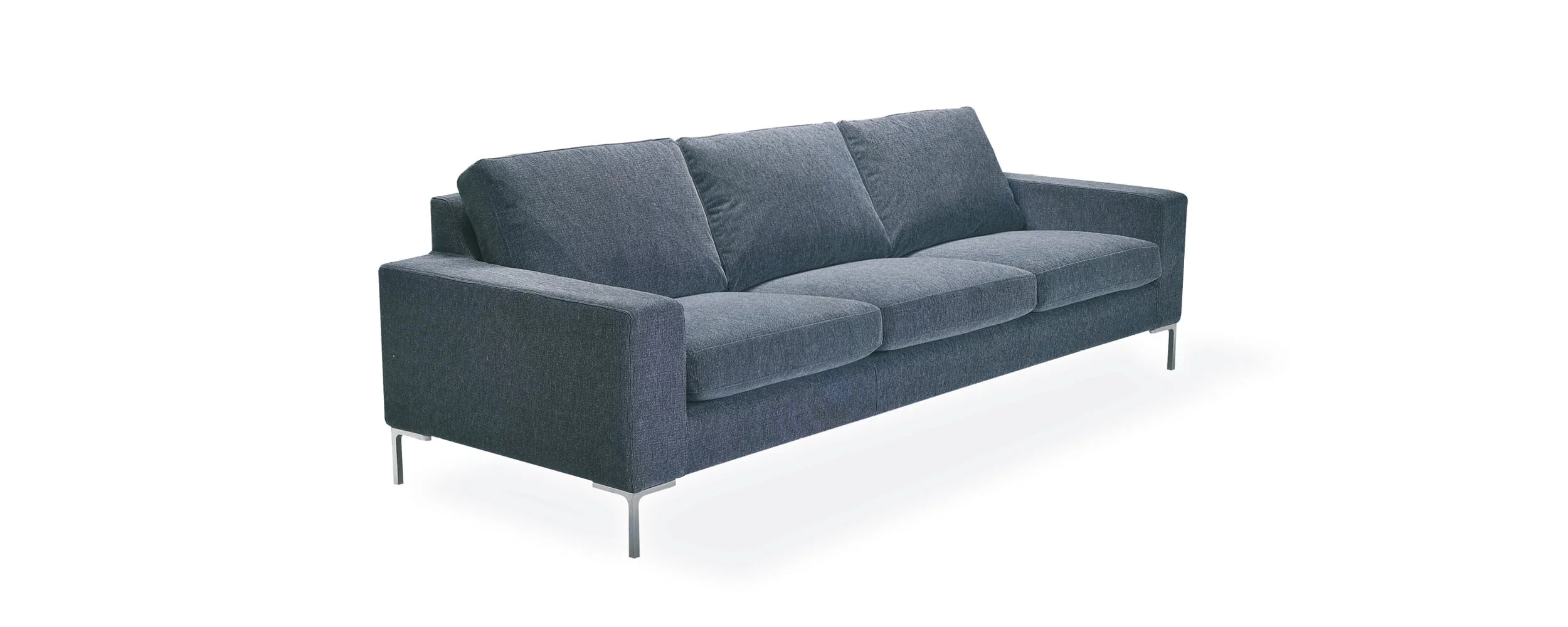Mörkblå soffa med metallben på vit bakgrund.