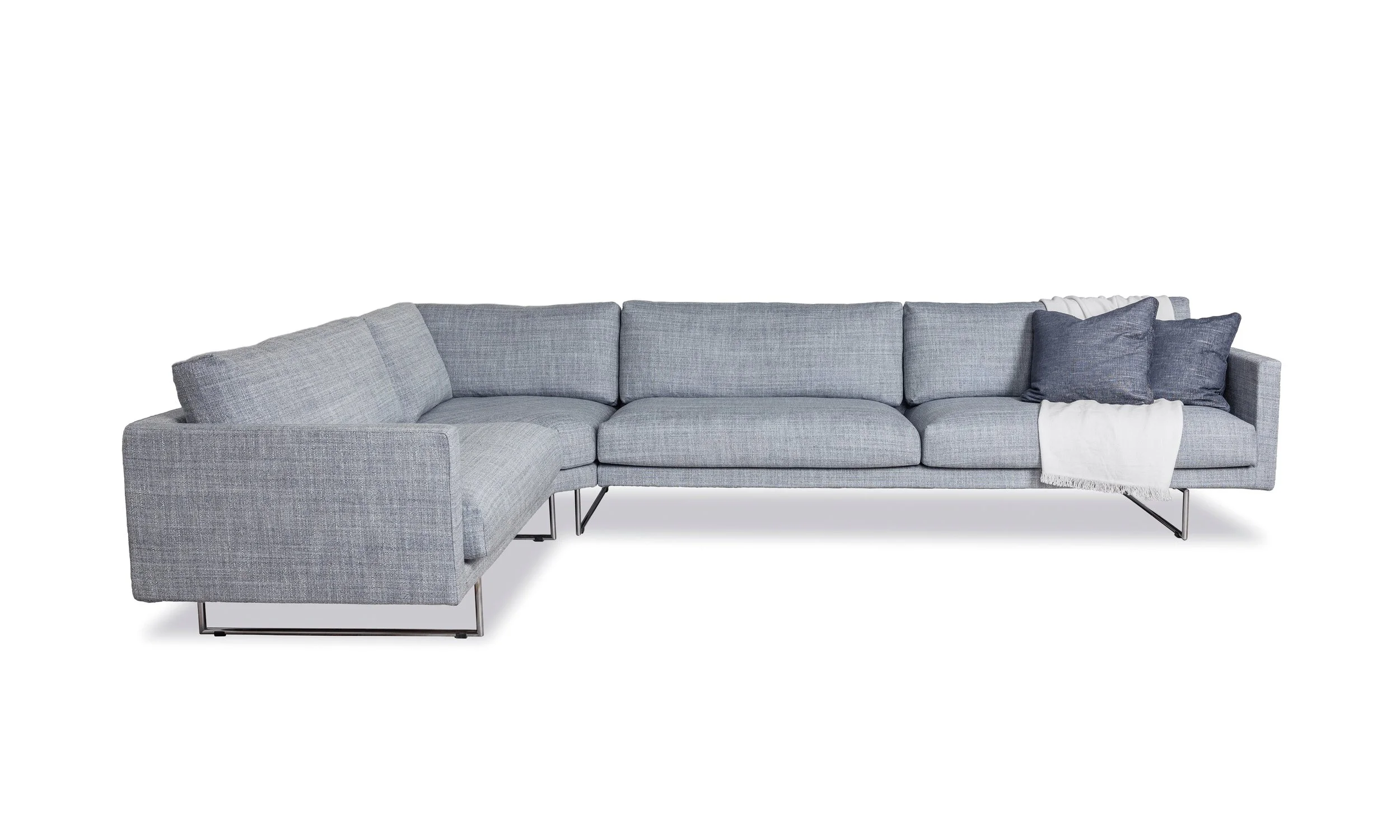 Ire Möbel Sweden - Soffa Altero B hörnsoffa, sömnad svept. Design Carl-Henrik Spak. Tyg Vienna Nordic V3565/07 från Villa Nova