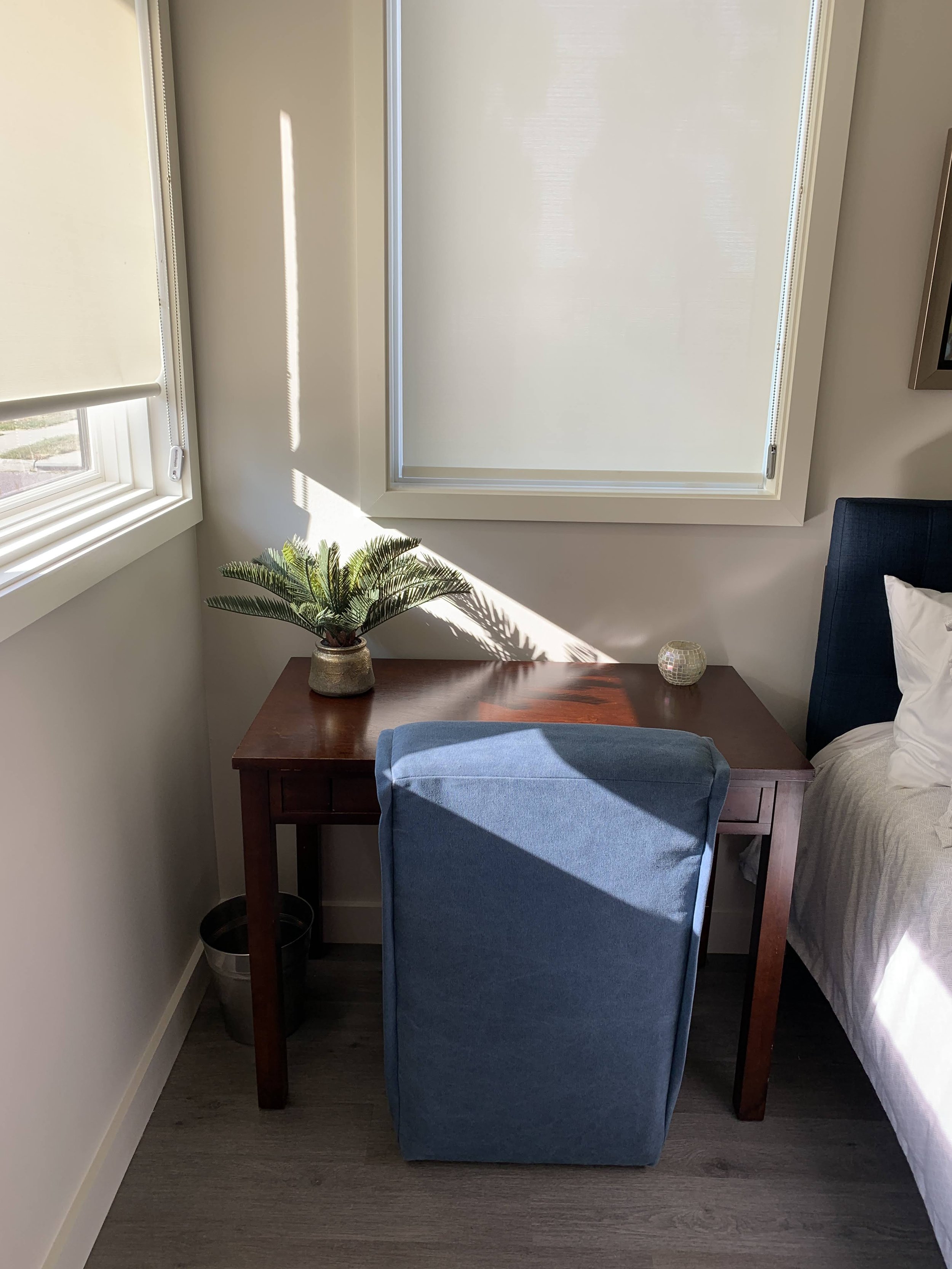 desk-nice-room.jpg