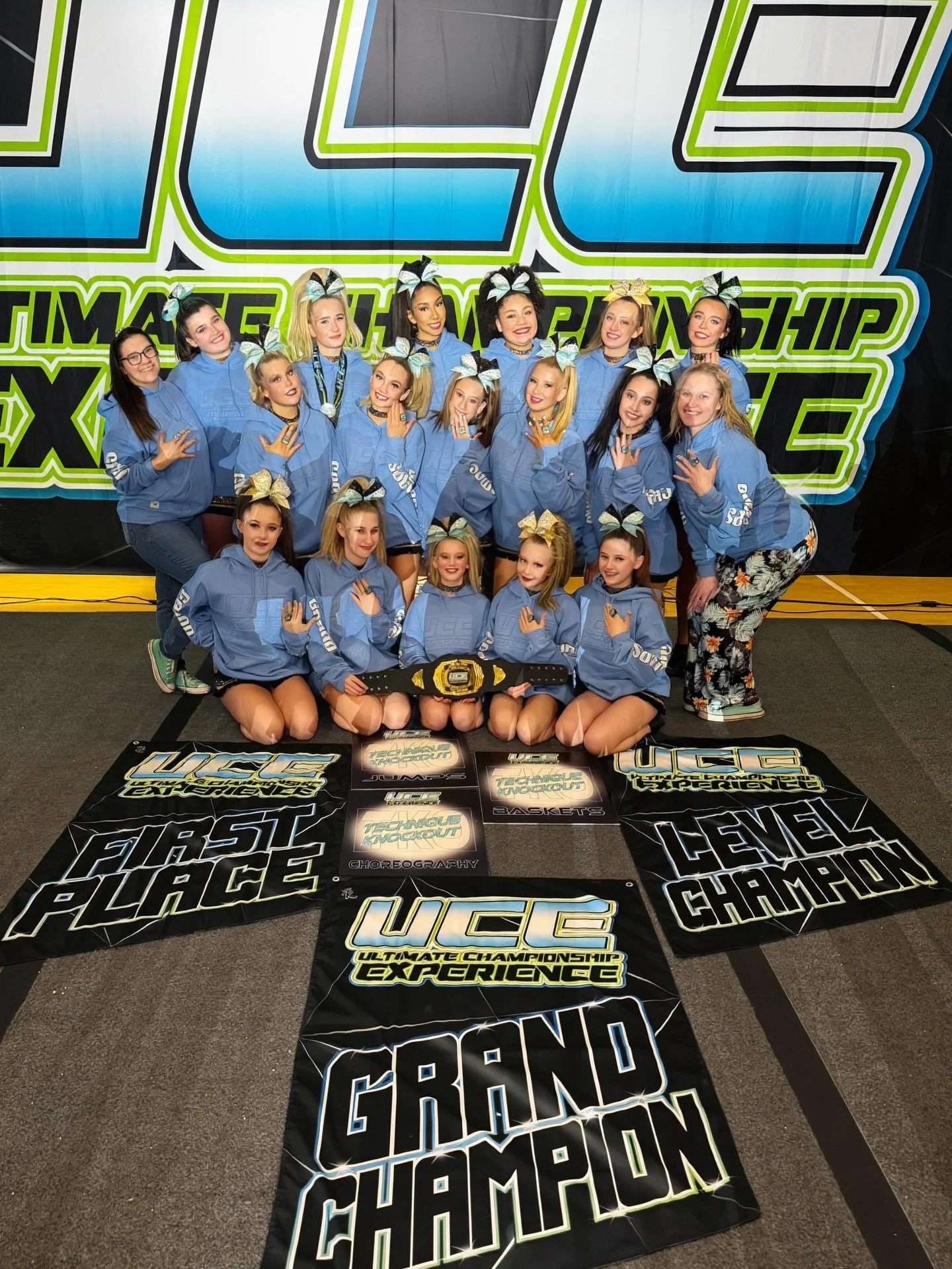 𝑮𝑶𝑳𝑫. 𝑽𝑰𝑩𝑬𝑺. 𝑶𝑵𝑳𝒀! 🥇
We were back with @5678royalevents for UCE Championship and it was one to remember. Every team HIT ZERO, had some of their highest scores yet, and another URA CLEAN SWEEP!🧹

🩷Broadway Babes- Superior Ranking🥇
🤍L