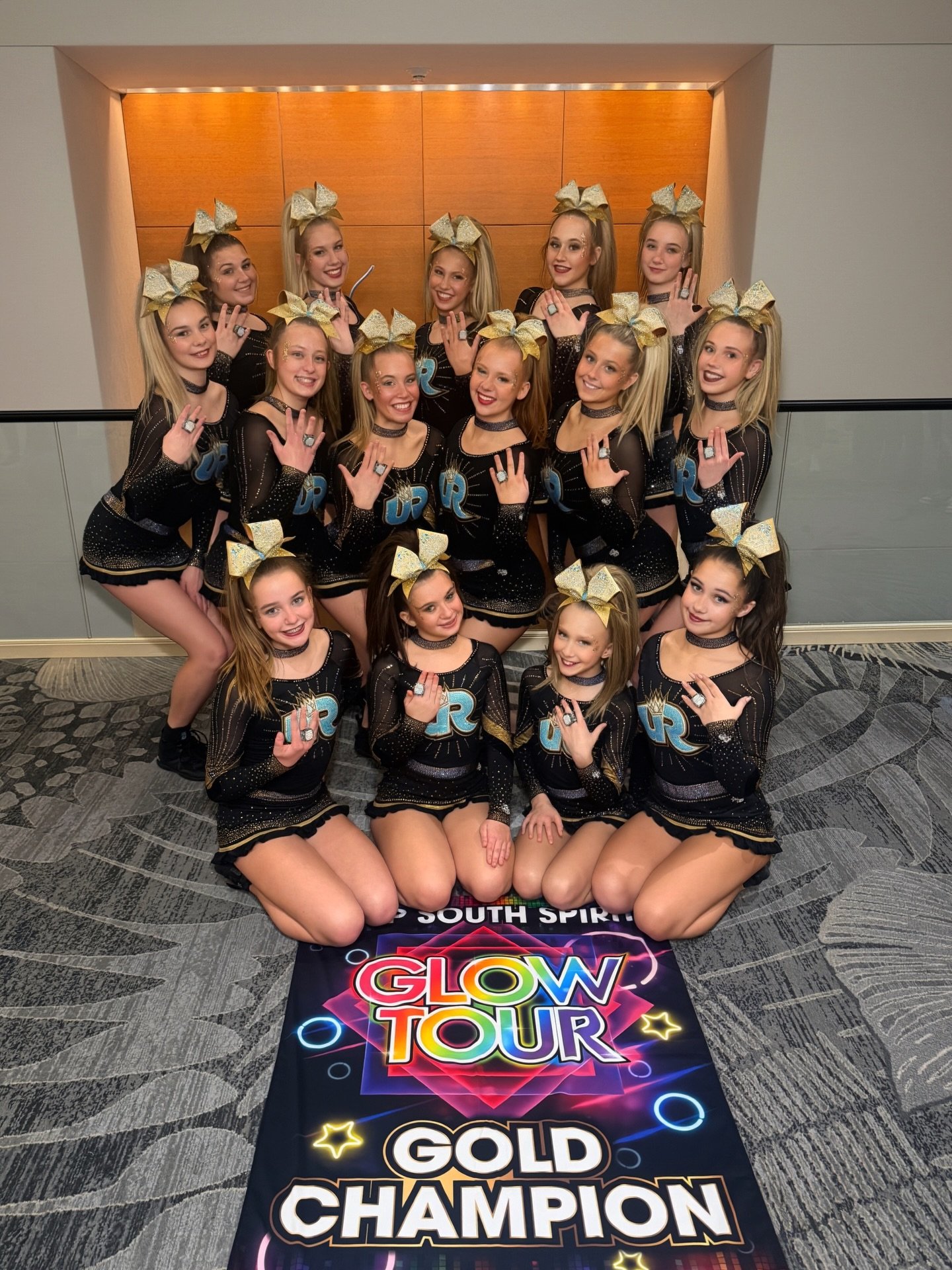 𝐆𝐋𝐎𝐖 𝐓𝐎𝐔𝐑 𝐑𝐄𝐂𝐀𝐏🌟🩵
We had an awesome weekend with @deepsouthspirit at Glow Tour Chicago! So many strong routines, an incredible glow party, and an UN4GETTABLE way to wrap up our regular competition season🏆 

ICONS: Gold Champions🥇
LEG