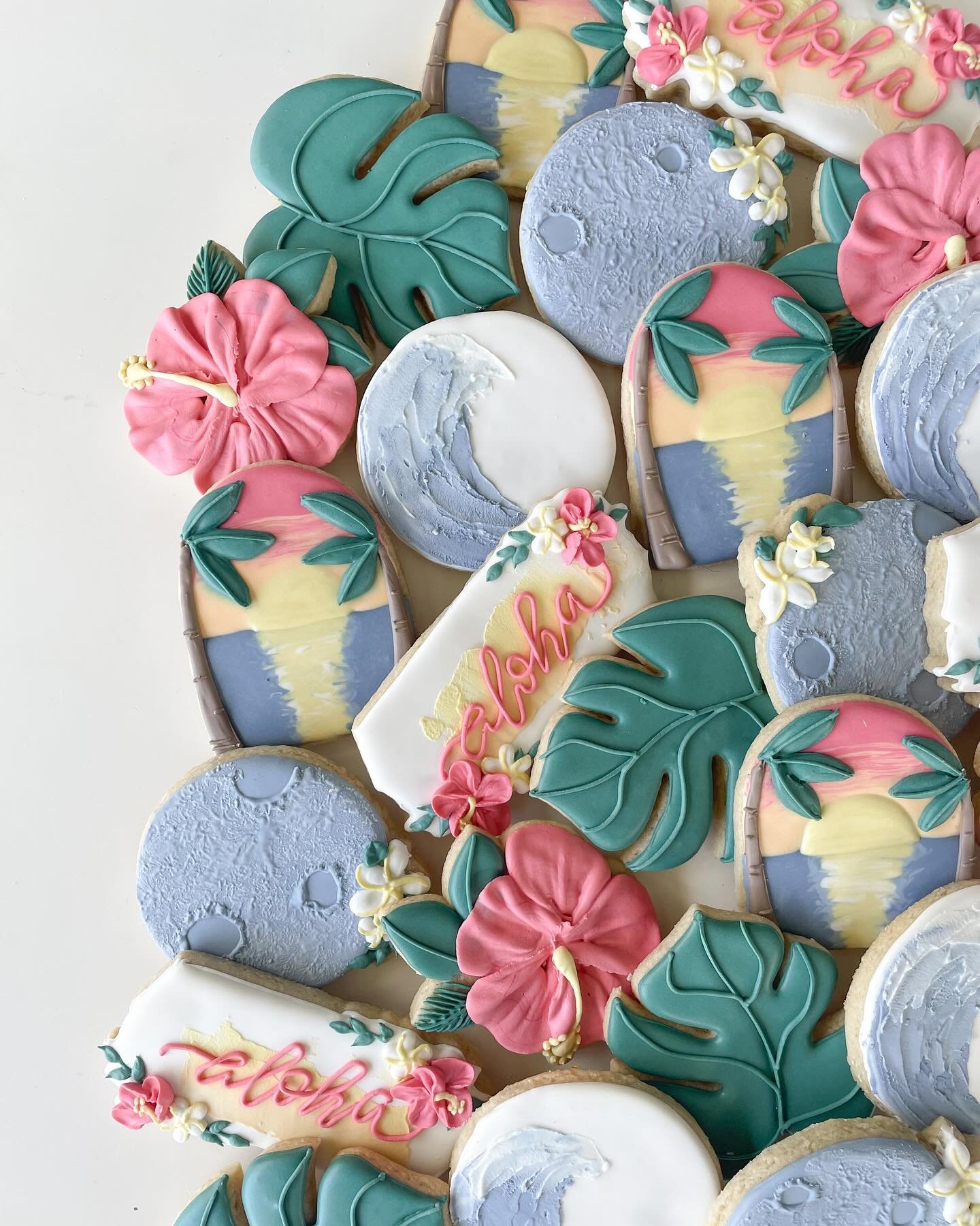 These were such fun birthday party favors for my client who celebrated during last week&rsquo;s spectacular full moon which she wanted captured in the set! 
.
.
.
#hawaiicookies #tropicalcookies #beachcookies #floralcookies #birthdaycookies #luckywel