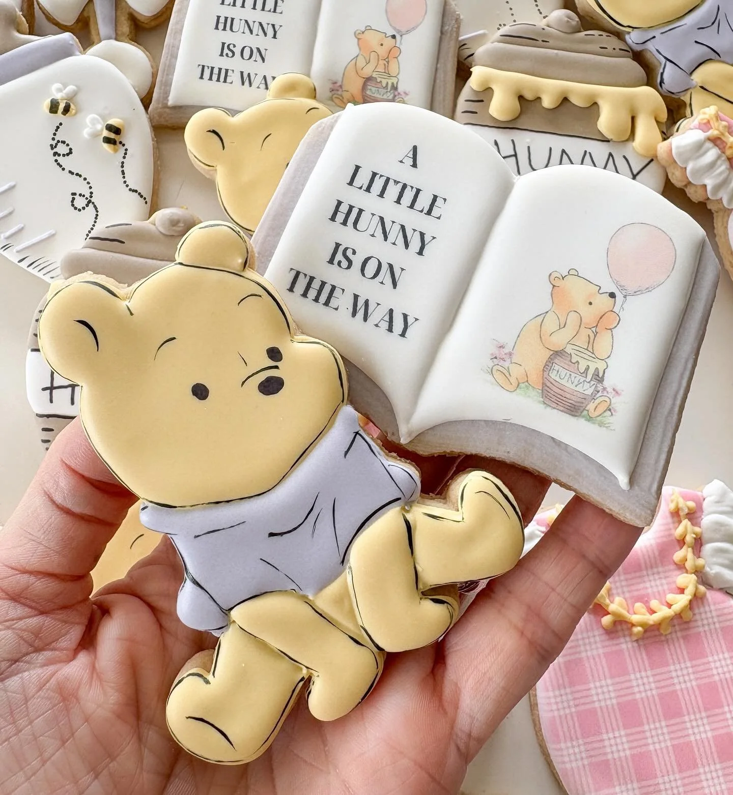 A Little Hunny Is On The Way 🍯 🤍🐝
.
.
.
#poohcookies #winniethepoohcookies #poohbabyshower #babyshowercookies #disneycookies