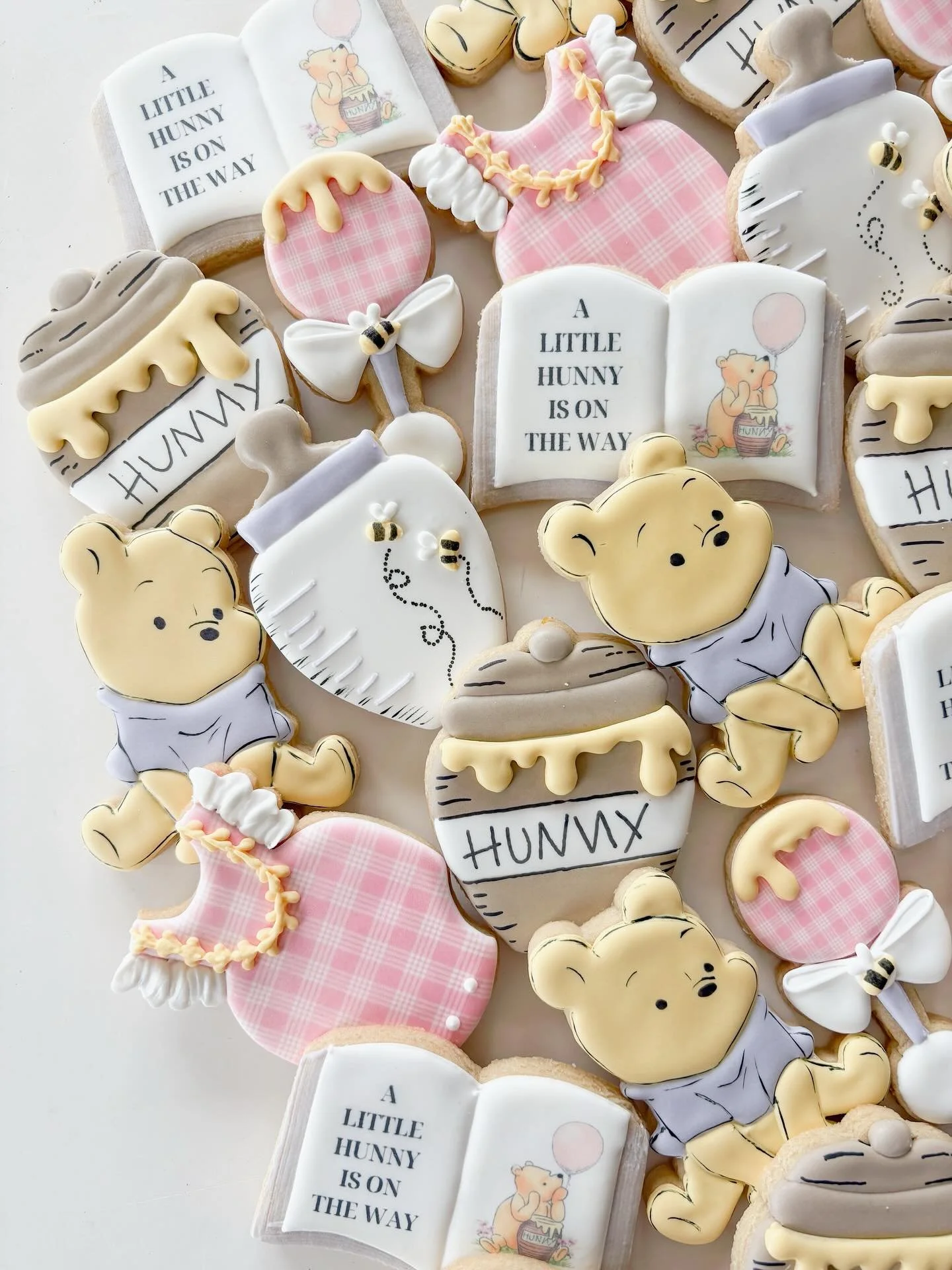 Winnie the Pooh but add some sweet Hawaiian touches 💕
.
.
.
#winniethepooh #poohcookies #winniethepoohbabyshower #disneycookies #charactercookies #bookcookies #honeycookies #hawaiicookies #oahucookies
