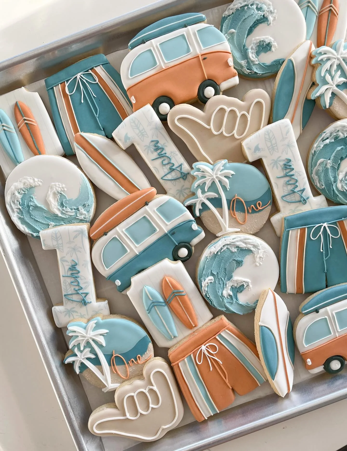 Surf&rsquo;s up for Archer&rsquo;s Big One! 🌊 🏄 
.
.
.
#surfcookies #hawaiicookies #luckywelivehawaii #oahulife #birthdaycookies #firstbirthdaycookies