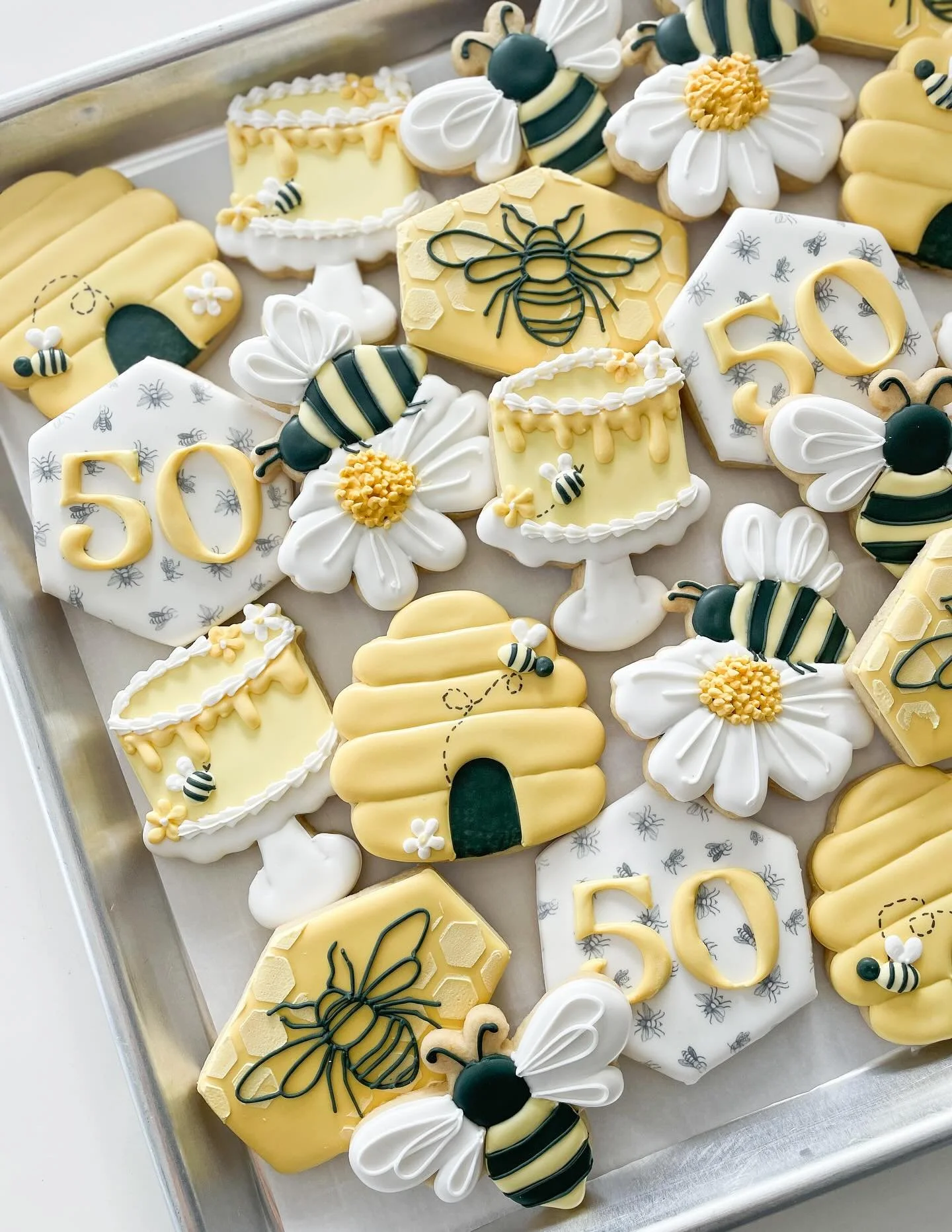Happy 50th Bee-Day!!💛🐝🖤
.
.
.
#beecookies #birthdaycookies #sugarcookiesofınstagram