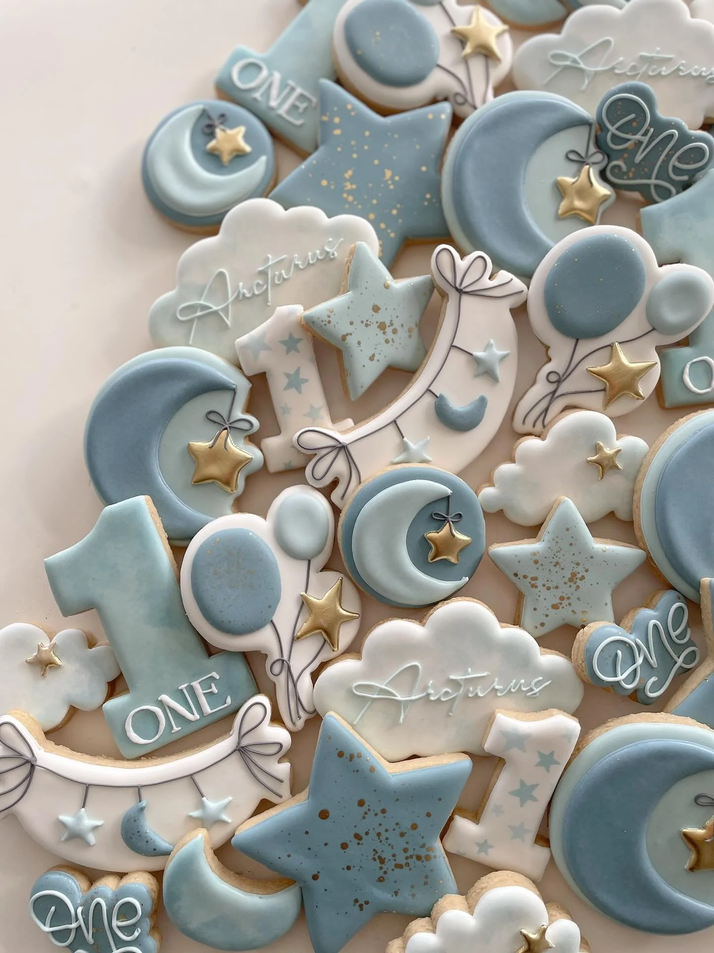 ⭐️Twinkle Twinkle Little Star, ONEderful is what you are⭐️ 
.
.
.
#starcookies #mooncookies #birthdaycookies #firstbirthdaycookies