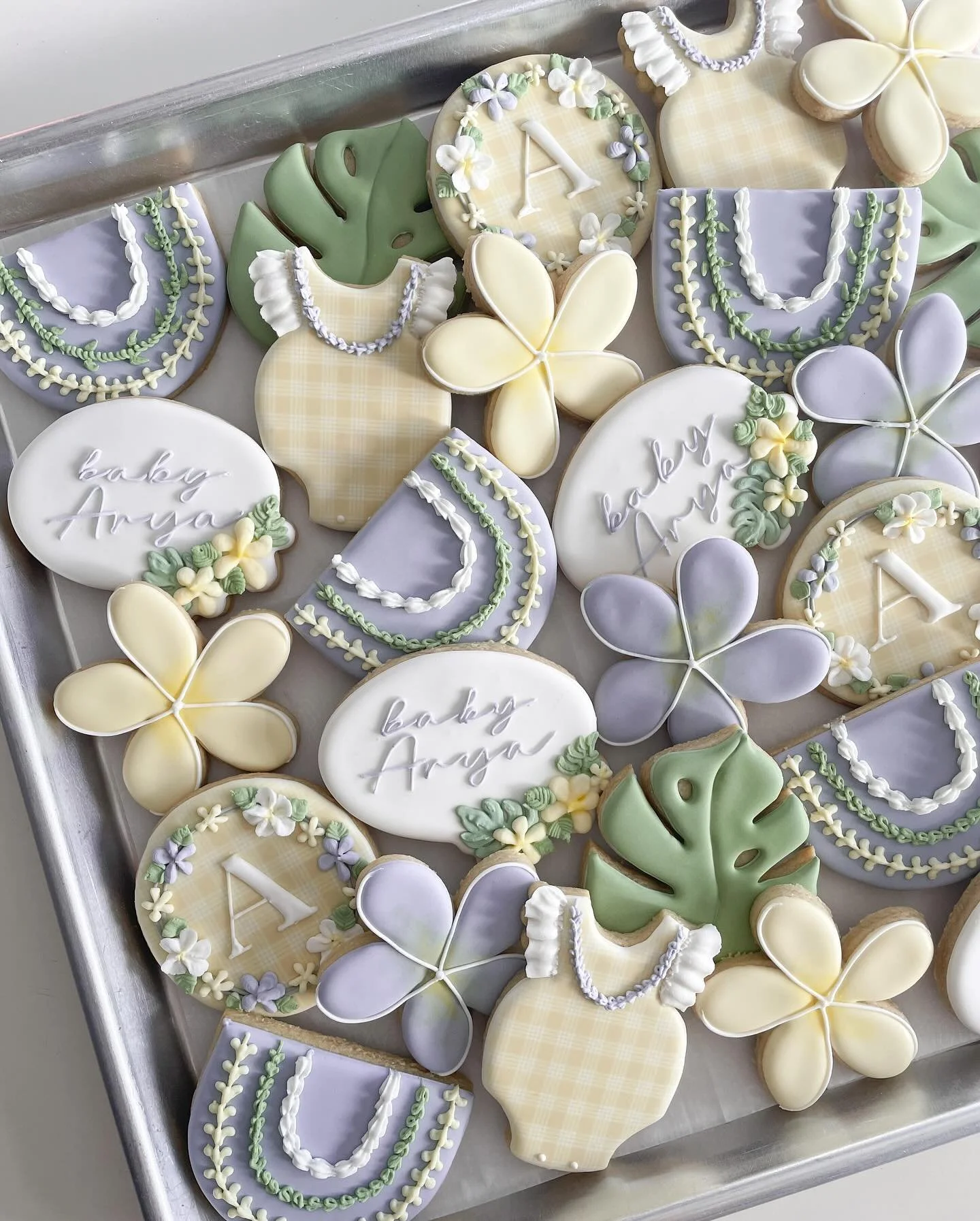 💛 Aloha Baby Arya 🤍
.
.
.
#hawaiicookies #flowercookies #floralcookies #leicookies #tropicalcookies #babyshowercookies #hawaiibabyshower #plumeriacookies
