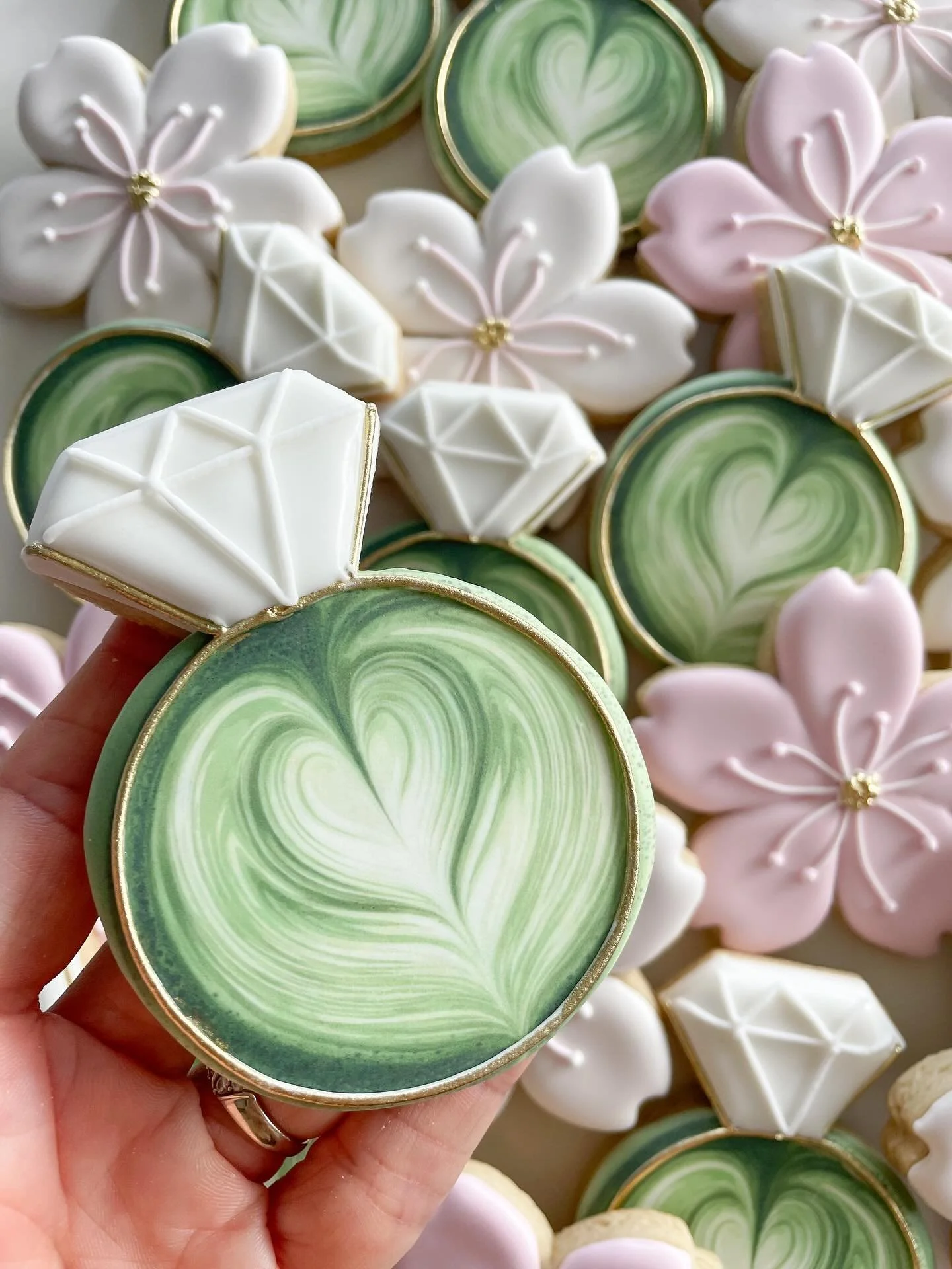 She met her perfect Matcha! 💍 🍵
.
.
.
#engagementcookies #bridalshowercookies #weddingcookies #matchacookies #hawaiicookies #sakuracookies #hawaiibridalshower