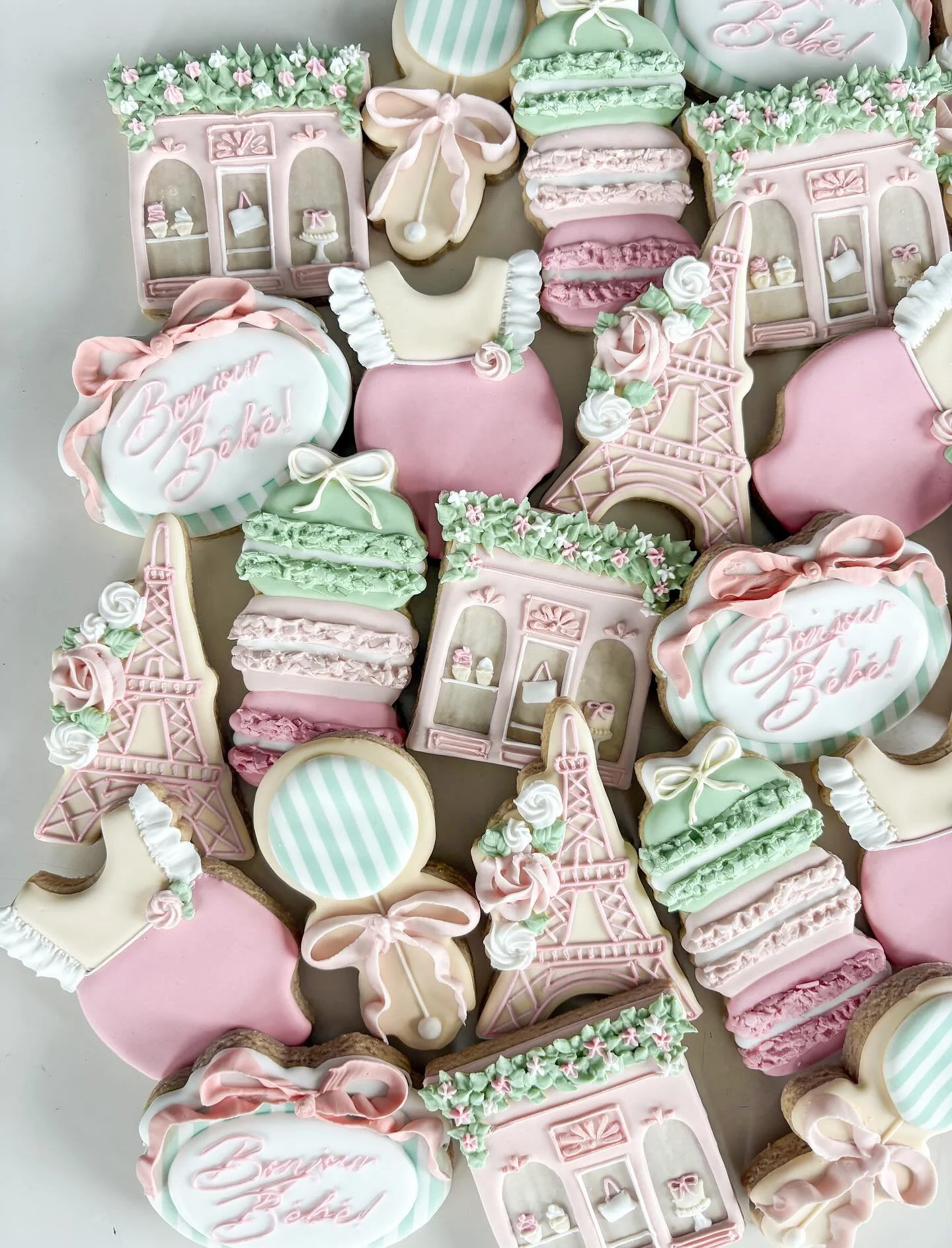Bonjour b&eacute;b&eacute;! 
.
.
.
#pariscookies #parisbabyshower #babyshowercookies #bonjourbebe #macarons #laduree