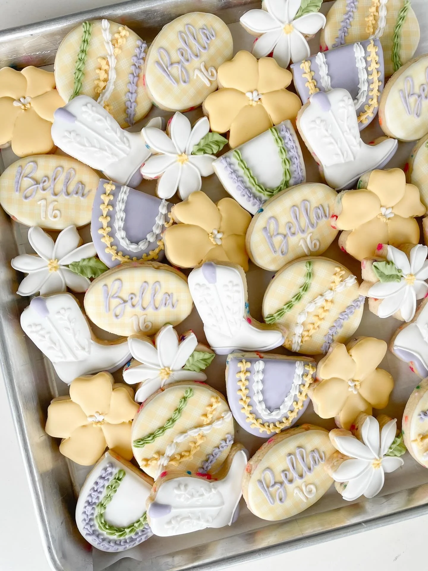 Local girl kine mini cookies! Minis are a great way to add a special touch to your events and can be added on to regular size cookie orders or ordered separately. Link in profile to submit a request ✨ 
.
.
.
#hawaiicookies #oahuevents #birthdaycookie
