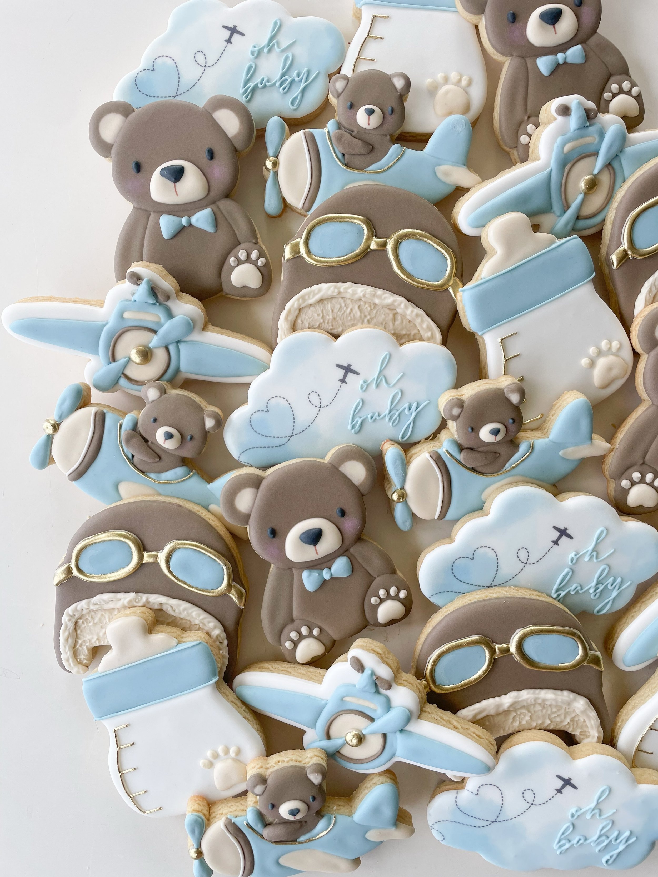 A new co-pilot is arriving soon! ☁️ ✈️ 🐻 🤍
.
.
.
#babyshowercookies #bearcookies #planecookies