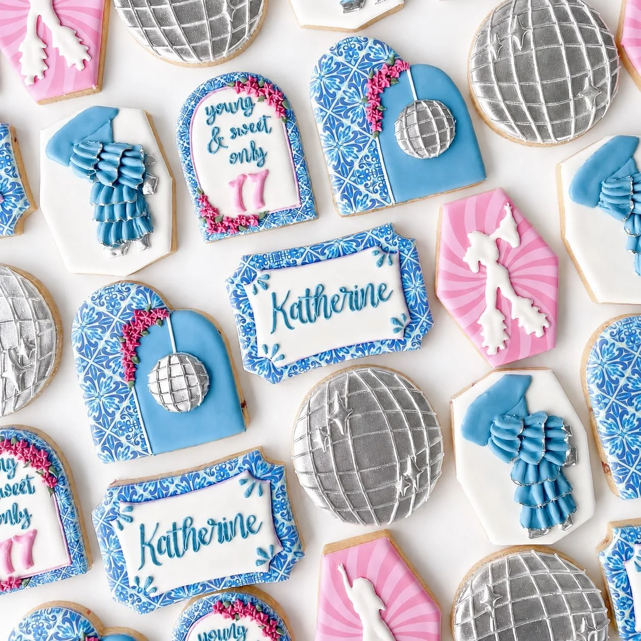 💙 🎶 Young &amp; Sweet, Only 17 🎵 🪩 
.
.
.
#mammamia #mammamiacookies #birthdaycookies #discocookies #mammamiaparty