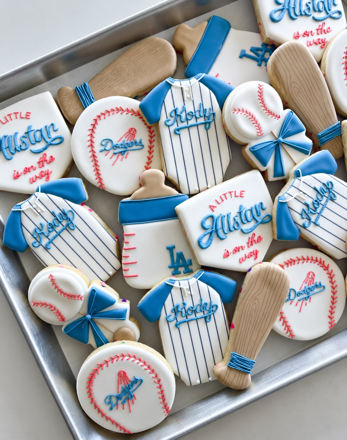 ⚾️💙A little Dodgers fan is on the way! 💙⚾️
.
.
.
#baseballcookies #dodgerscookies #babyshowercookies #baseballbabyshower #oahusugarcookies