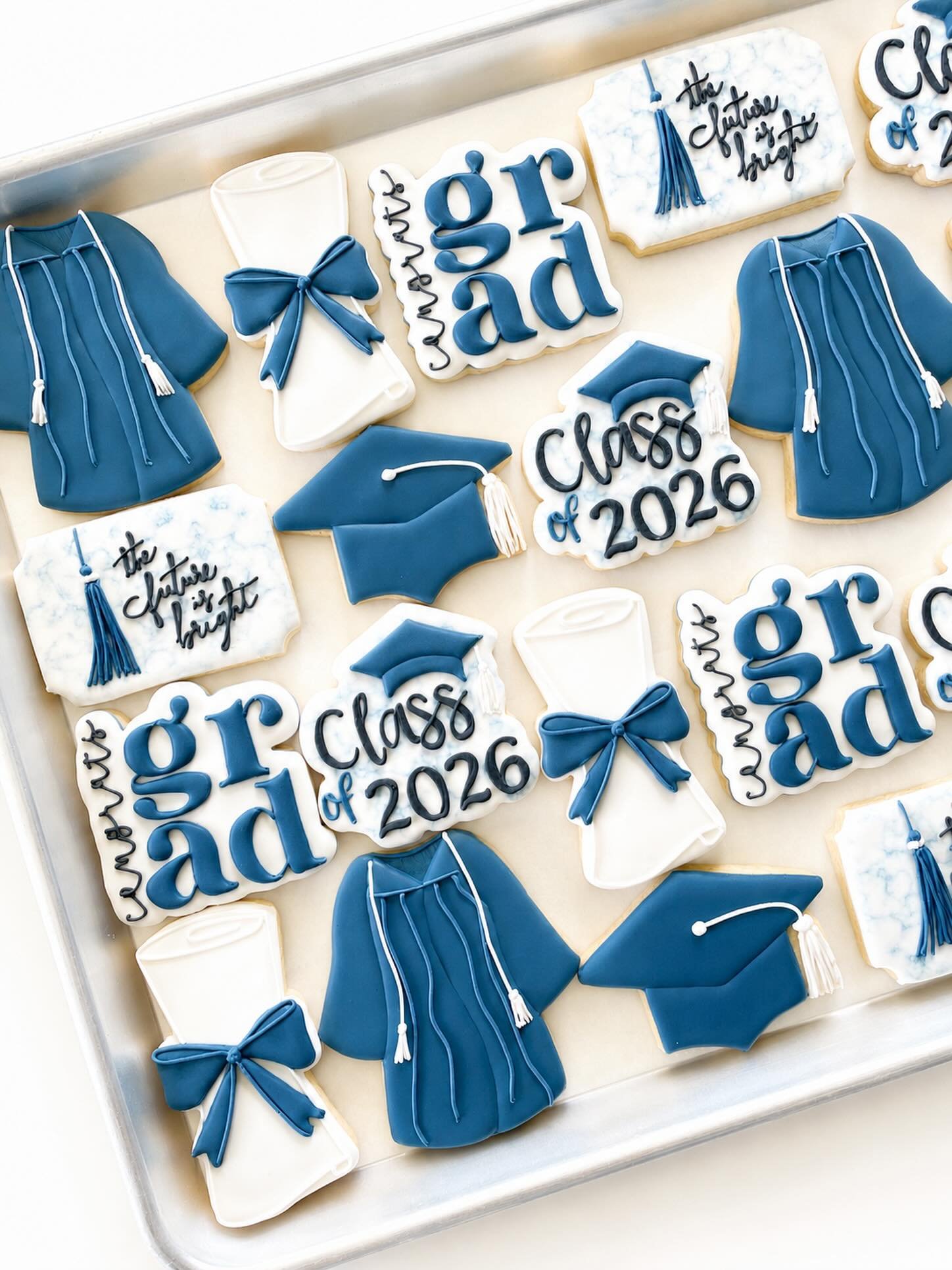 Grad season is in full swing over here! The future is bright ✨
.
.
.
#graduationcookies #hawaiigraduation #gradcookies #oahucookies #decoratedcookies