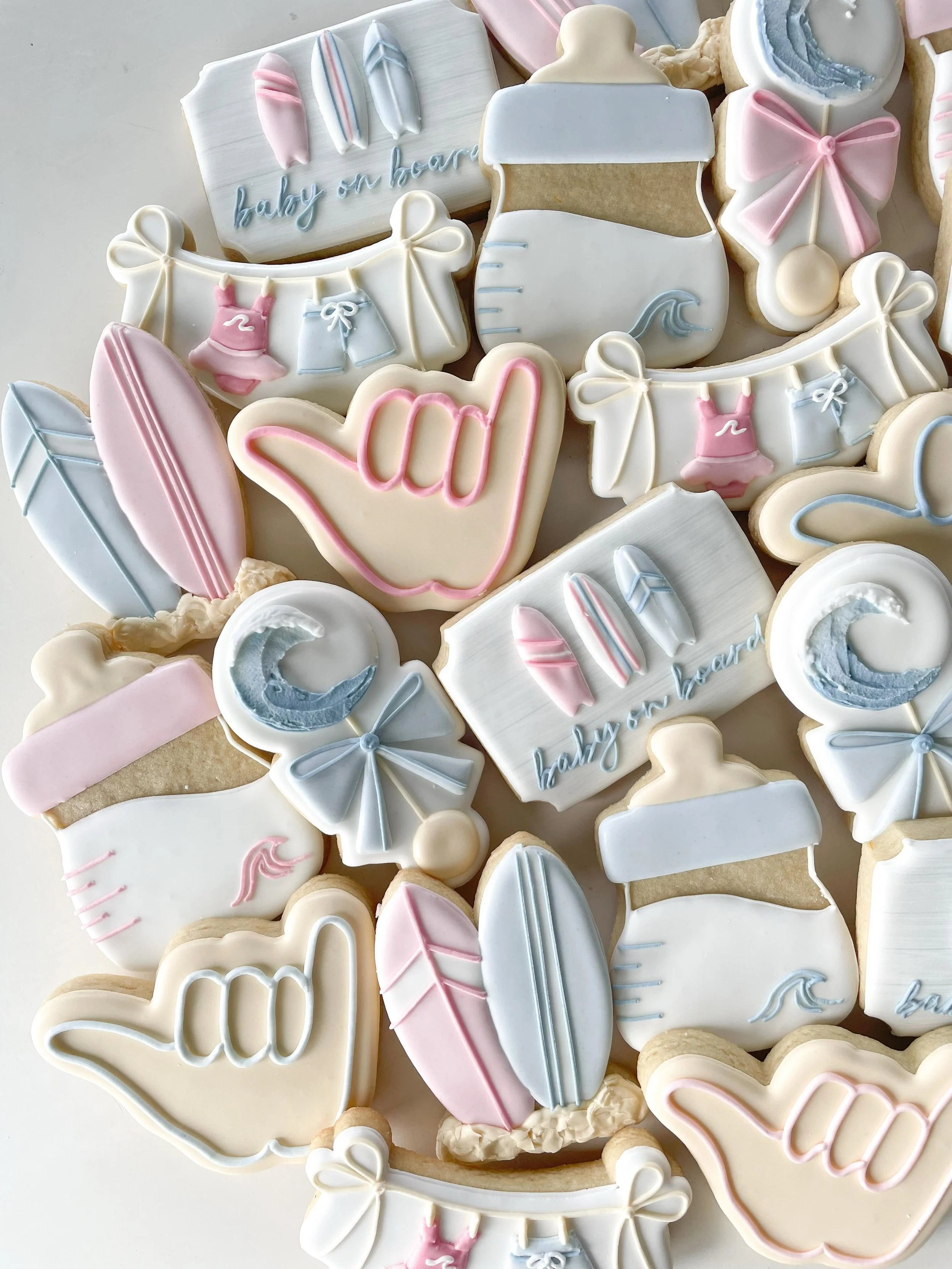 Little surfer girl or little surfer dude?! A gender reveal after my own heart 🏄&zwj;♀️🩷🩵🏄&zwj;♂️

.
.
.
.
#oahucookies #genderrevealcookies #surfcookies #hawaiicookies #hawaiicookies