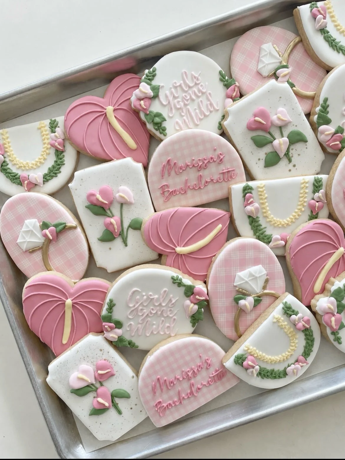 I always think of Anthurium as such a 90&rsquo;s flower but I love finding ways to make it modern. And palaka is always in style! 
.
.
.
#anthurium #bachelorettecookies #floralcookies #flowercookies #hawaiicookies
