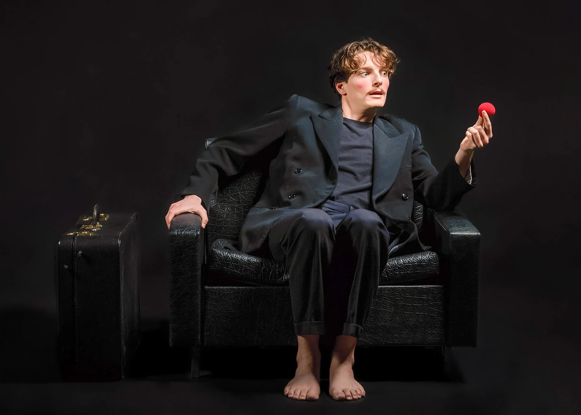 Ernest Goya dans La Boîte Humaine, spectacle de théâtre visuel et de magie
