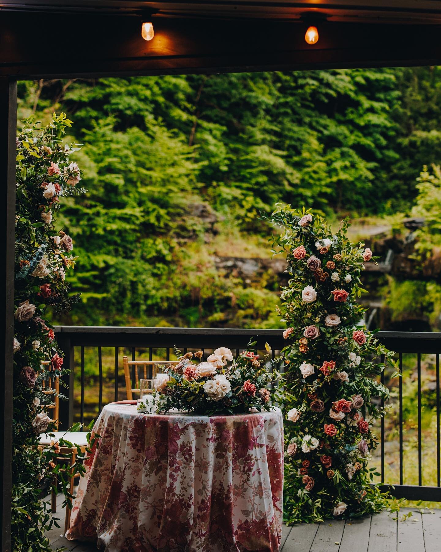 I have always loved this linen pattern, and I knew it had to be a part of Erica and Eric's wedding day as soon as we decided on a pink color palette.
⠀⠀⠀⠀⠀⠀⠀⠀⠀
Photos: @oliveeye.photography 
Planning and Design: @wedo.events 
Venue: @ledgeshotel 
Lin