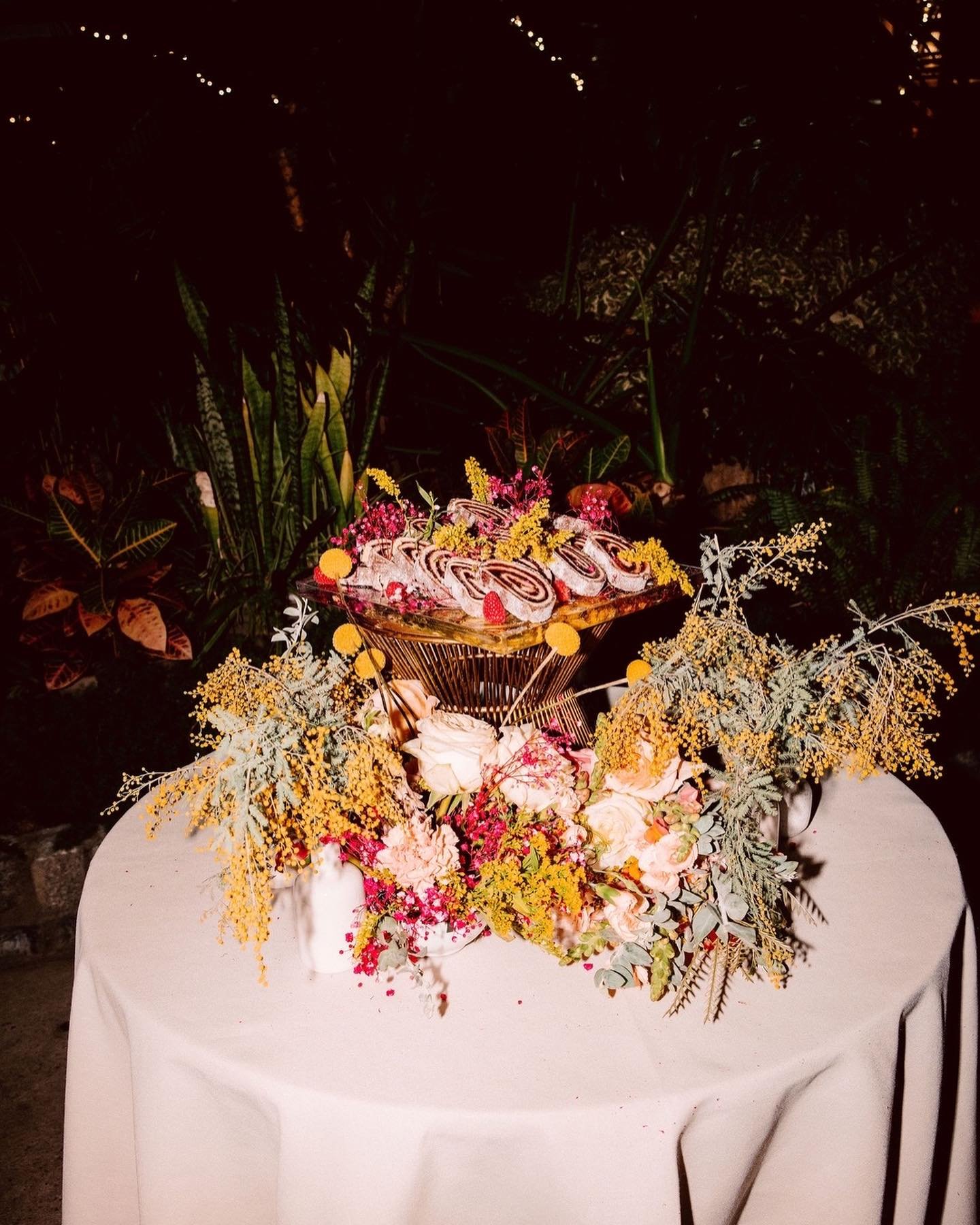 The sweetest ending for this Philadelphia wedding, a Japanese jelly roll cake from @danishbakers.
⠀⠀⠀⠀⠀⠀⠀⠀⠀
Photos: @welaughwelove 
Wedding Management: @wedo.events 
Cake: @danishbakers 
Venue: @byconstellation
Flowers: @flowerclvb 
Hair: @arielkatri