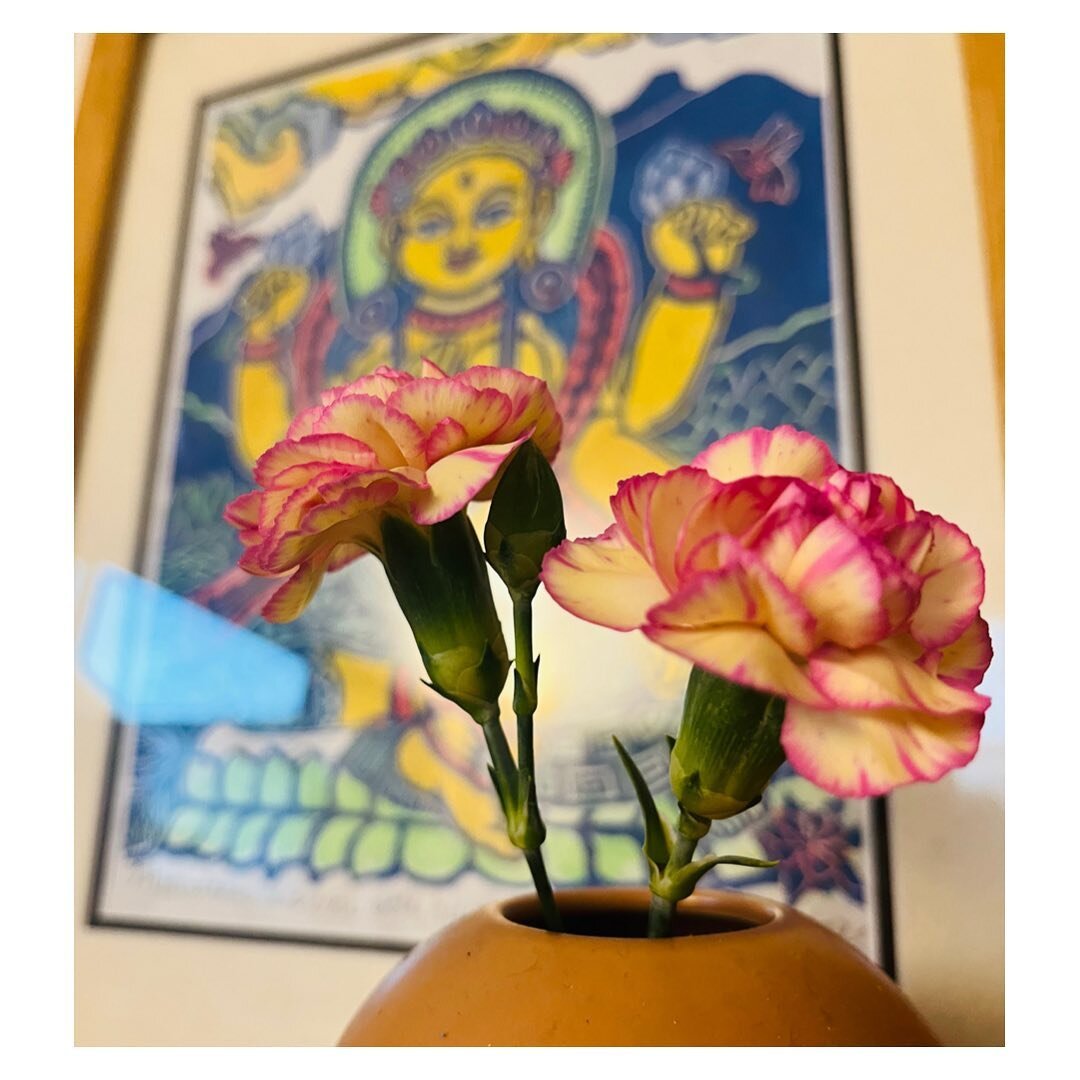 🌸 Stop and smell the flowers 🌸 

Tending to an altar is good for tending to the soul. Surrounding the senses with beauty 🥰 

Thank you @faithstoneart for this Laxmi woodblock print, she&rsquo;s the sweetest 🥰
.
.
.
#flowers #altarspace #sacredspa