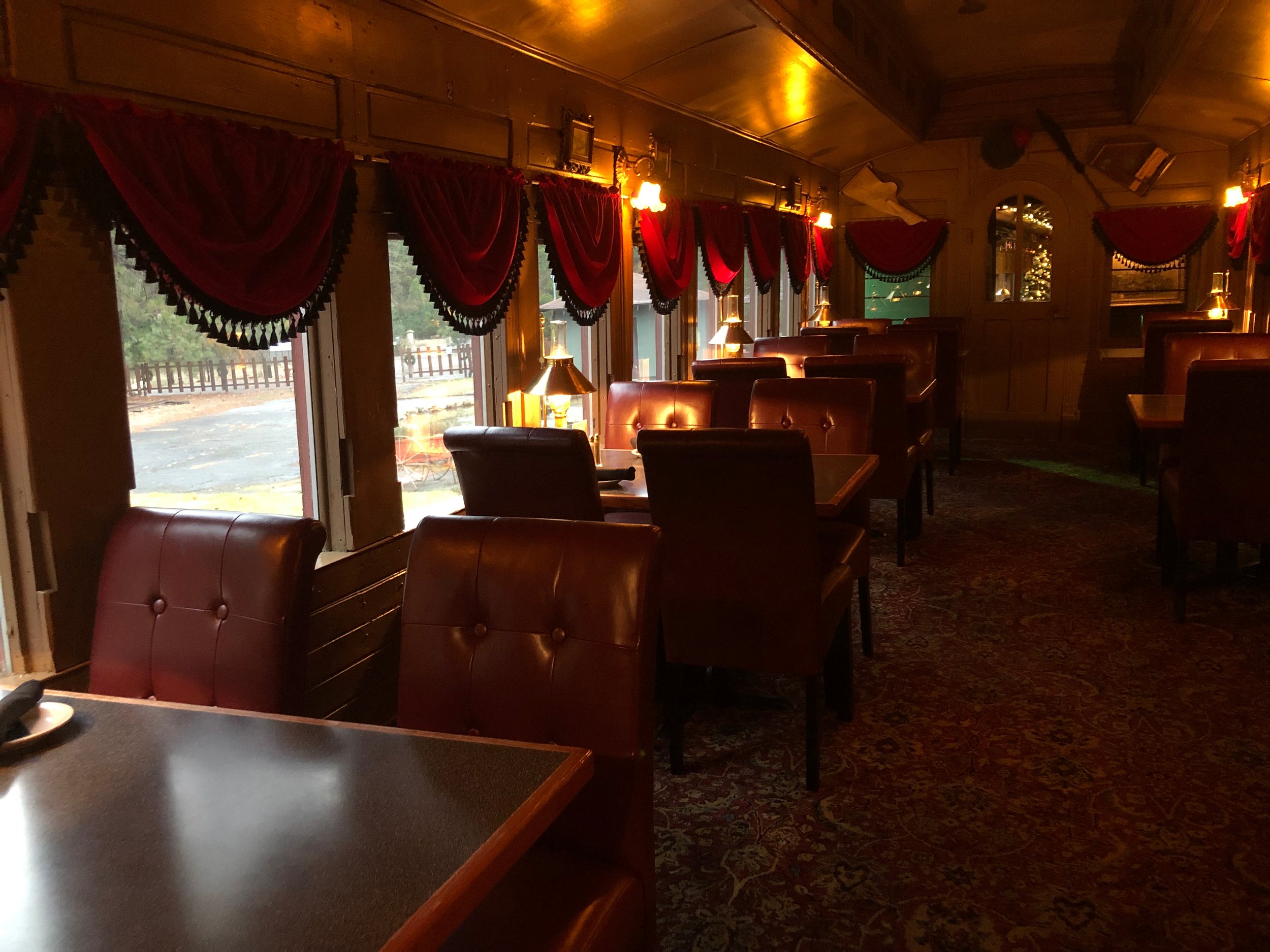 dining-car-restaurant-railroad-park-resort