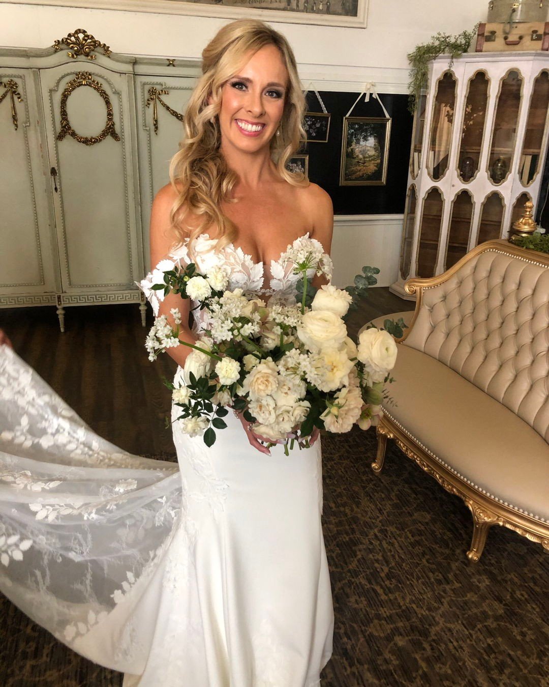 This came up in my photo reel memories of gorgeous bride Sabrina with her bouquet! It was such a treat to arrange the flowers for her big day 💗 !