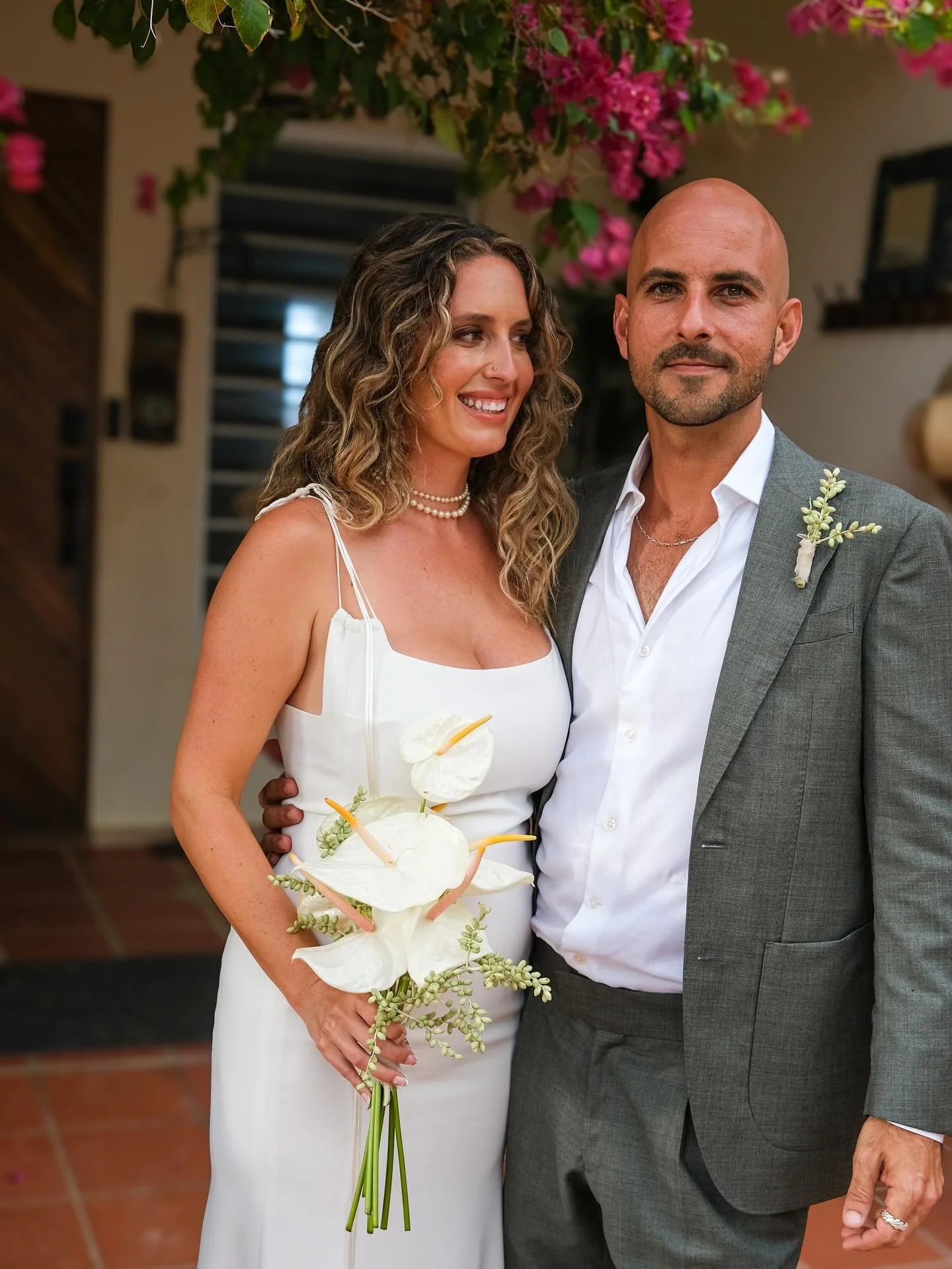 Remembering this fun day flowering in paradise for my fav people @_thespi_ and @migue_flores. Their love is the sweetest!! 

All flowers and fruit were sourced locally on the island 🏝️ how sweet it is to honor the beauty the land offers !! Thanks to