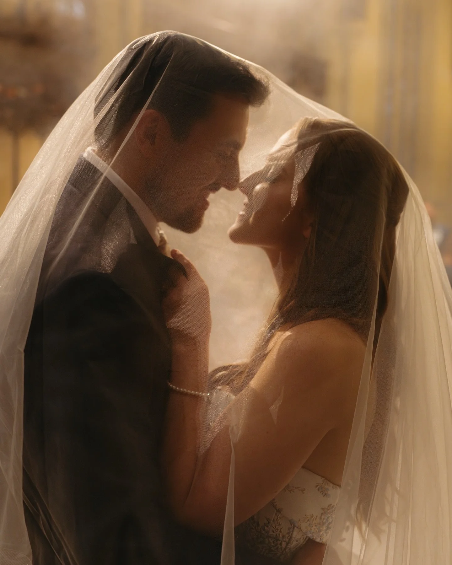 Georgia &amp; John really said 𝒍𝒆𝒕&rsquo;𝒔 𝒎𝒂𝒌𝒆 𝒊𝒕 𝒖𝒏𝒇𝒐𝒓𝒈𝒆𝒕𝒕𝒂𝒃𝒍𝒆 🥂

Photography: @amorephotoco 
Venus: @gliddenhousehotel 
Hair: @katiegreenehair