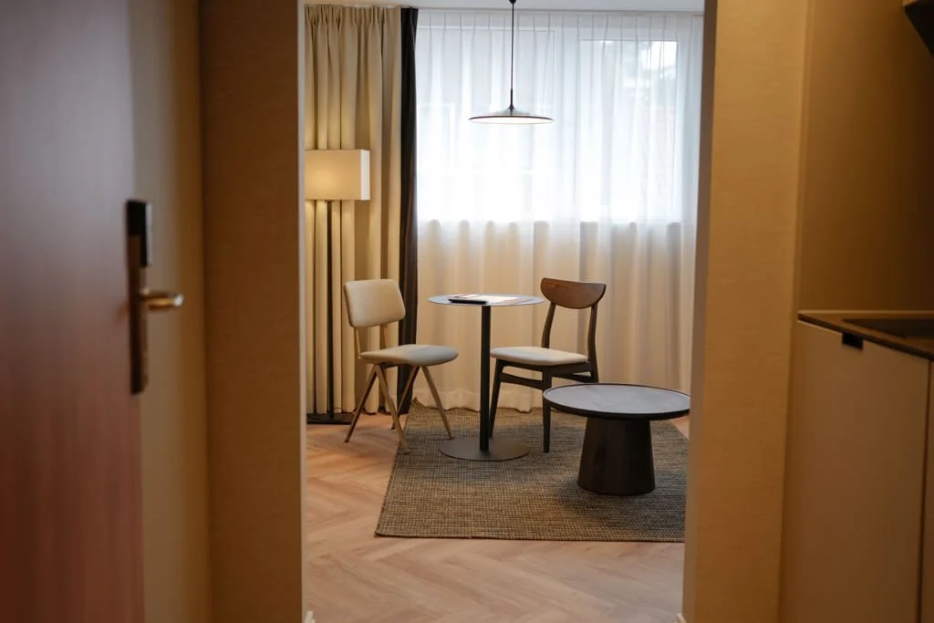Hotel_By_Friso_Den_Haag_Deluxe_Studio_01.jpg