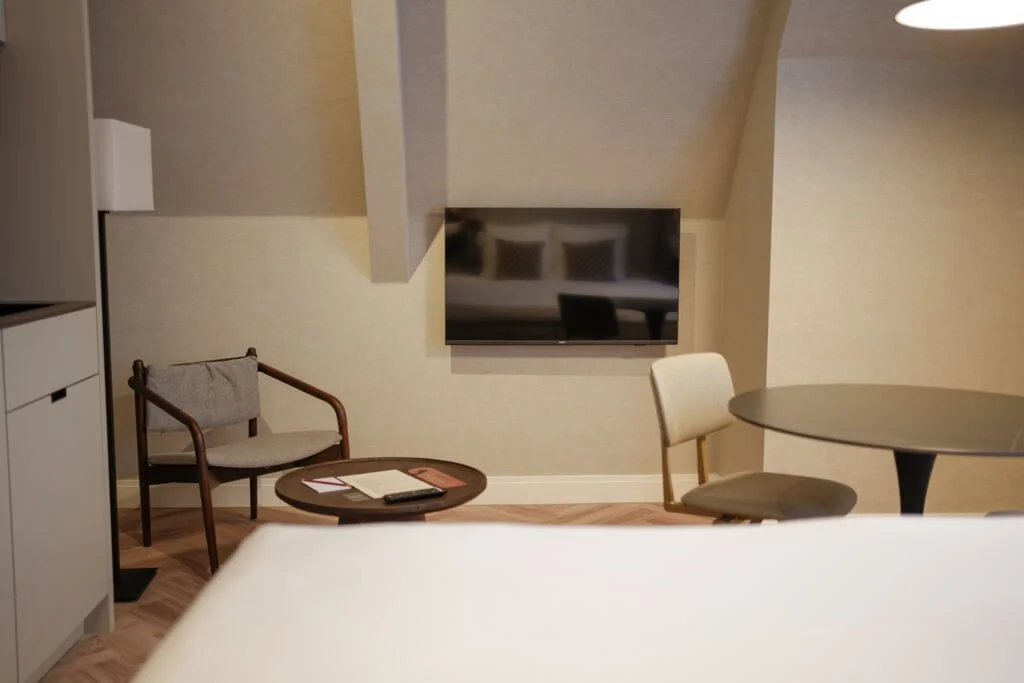 Hotel_By_Friso_Den_Haag_Deluxe_Studio_10.jpg