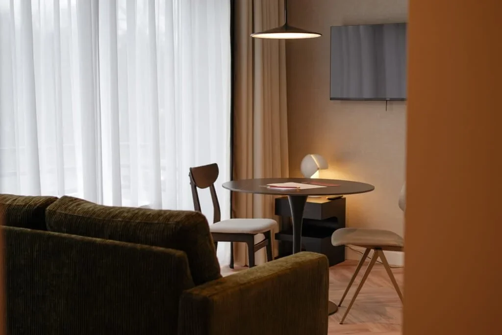 Hotel_By_Friso_The_Hague-Deluxe_One_Bedroom_06.webp