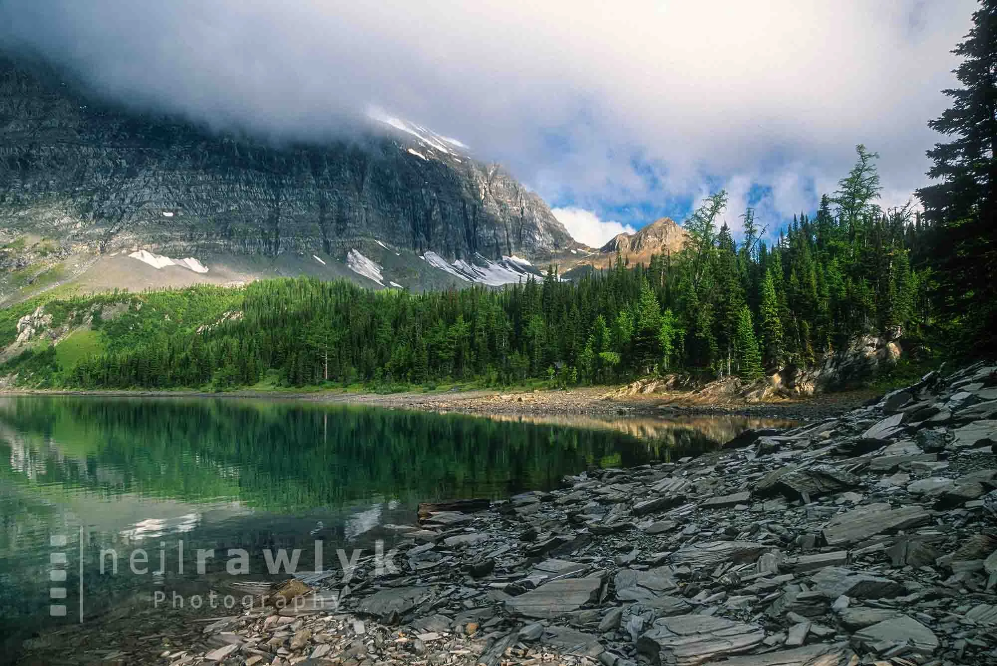 The shale shoreline of Floe Lake