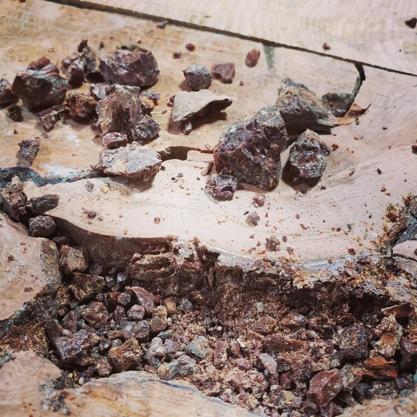 Are those rocks? Or resin that has solidified to rock inside this cedar? Yup. Sorry planer...
Swipe to see some bonus cedar burl that is soooo gorgeous 😍 

#wood 
#cedar
#rocks 
#resin
#figure