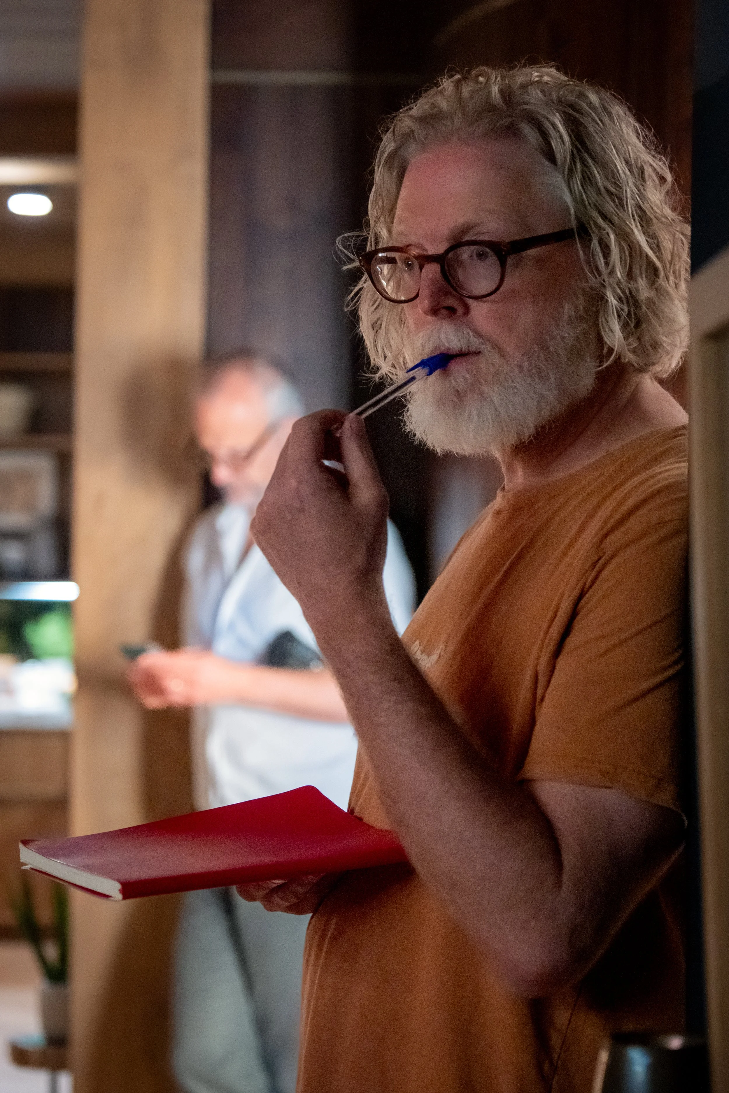 Screenwriter Tony McNamara on the set of THE ROSES. Photo by Jaap Buitendijk, Courtesy of Searchlight Pictures. © 2025 Searchlight Pictures All Rights Reserved.