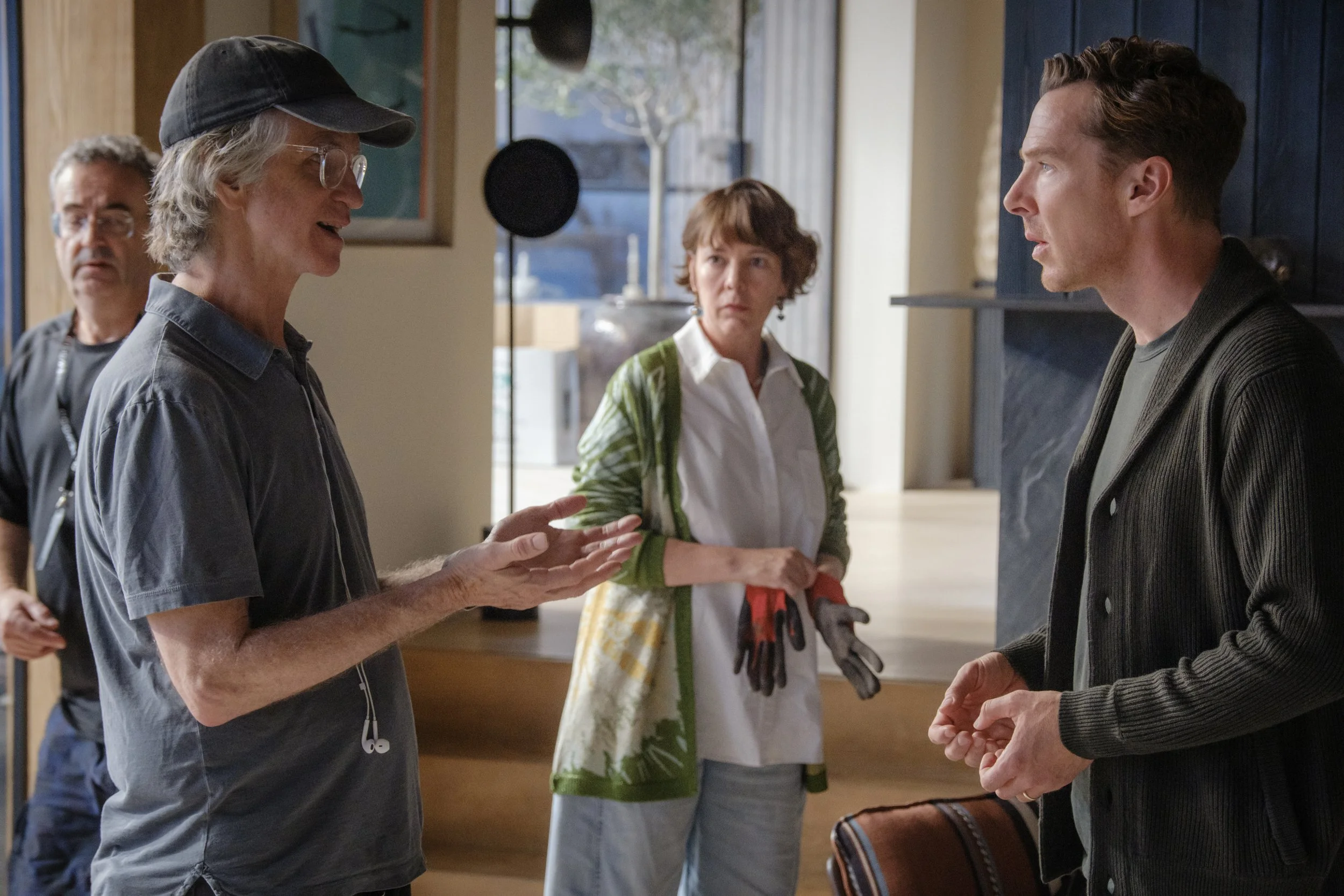 Director Jay Roach with Olivia Colman and Benedict Cumberbatch on the set of THE ROSES. Photo by Jaap Buitendijk, Courtesy of Searchlight Pictures. © 2025 Searchlight Pictures All Rights Reserved.