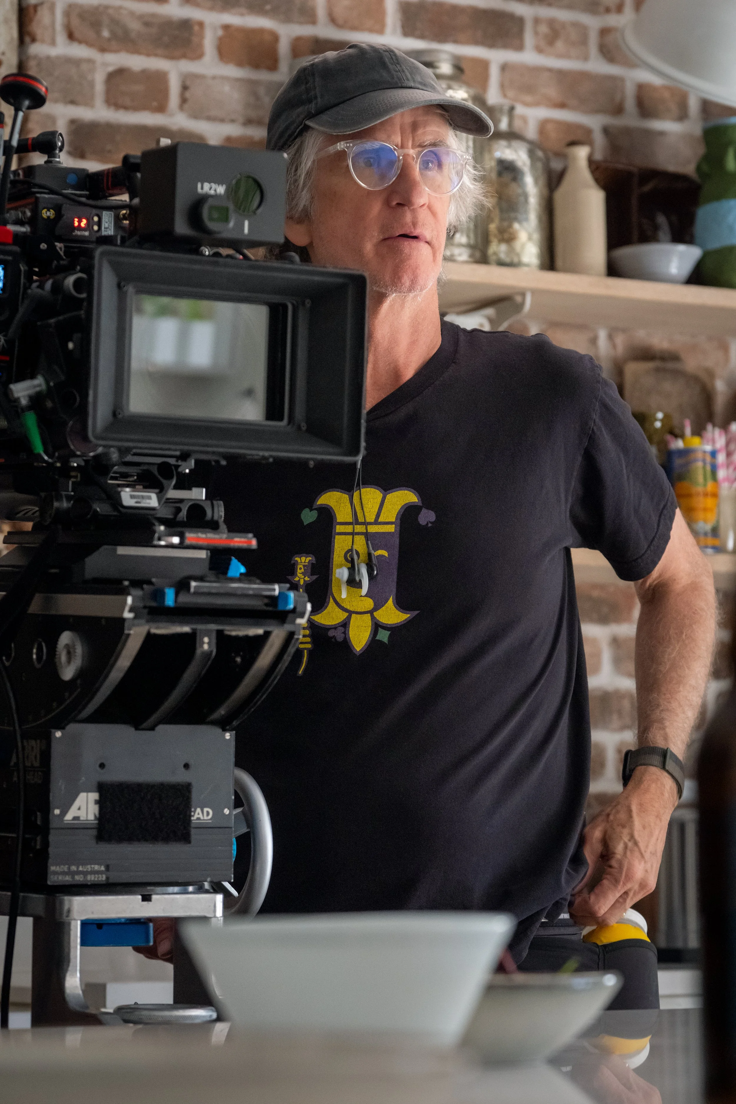 Director Jay Roach on the set of THE ROSES. Photo by Jaap Buitendijk, Courtesy of Searchlight Pictures. © 2025 Searchlight Pictures All Rights Reserved.