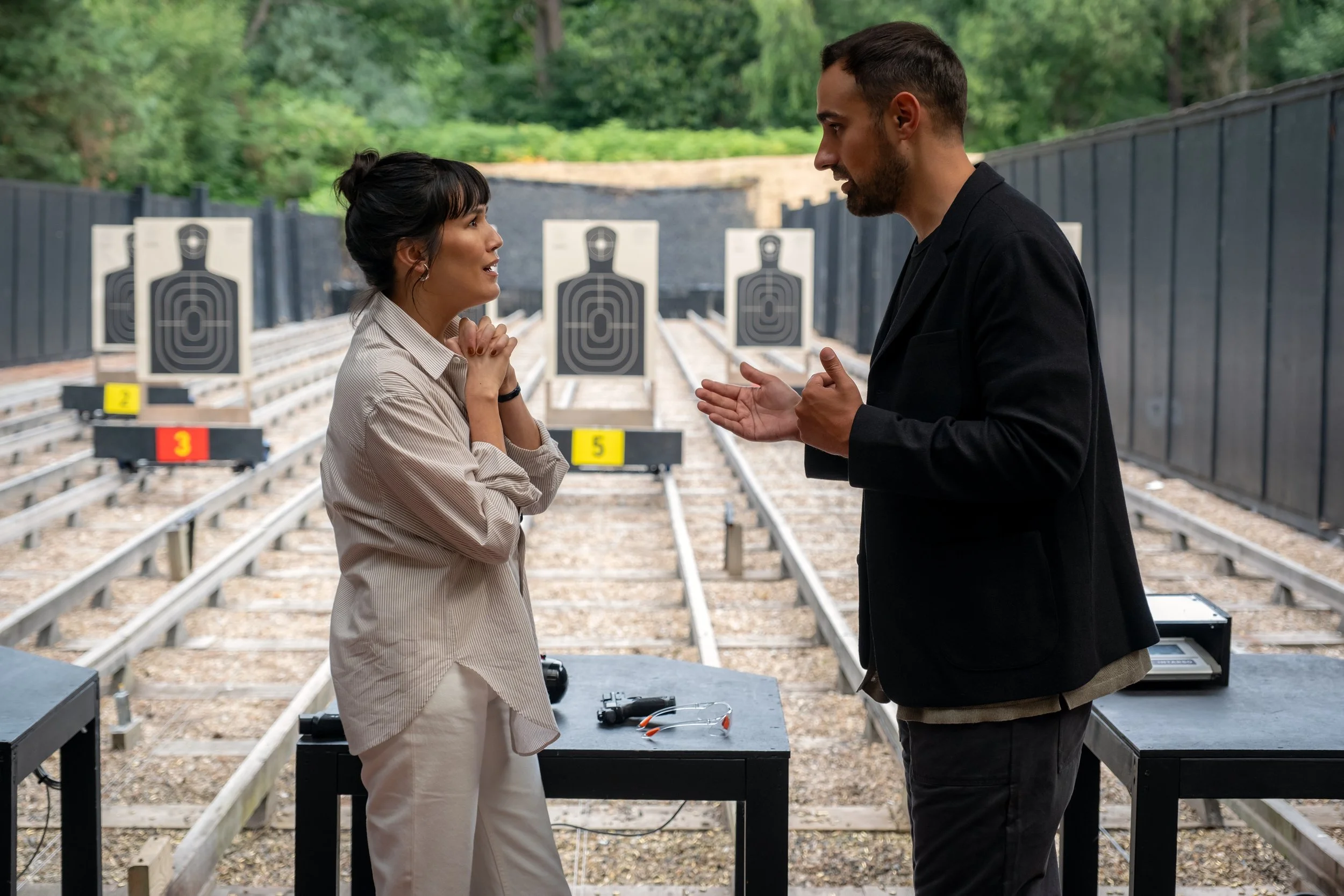 Zoë Chao and Jamie Demetriou in THE ROSES. Photo by Jaap Buitendijk, Courtesy of Searchlight Pictures. © 2025 Searchlight Pictures All Rights Reserved.