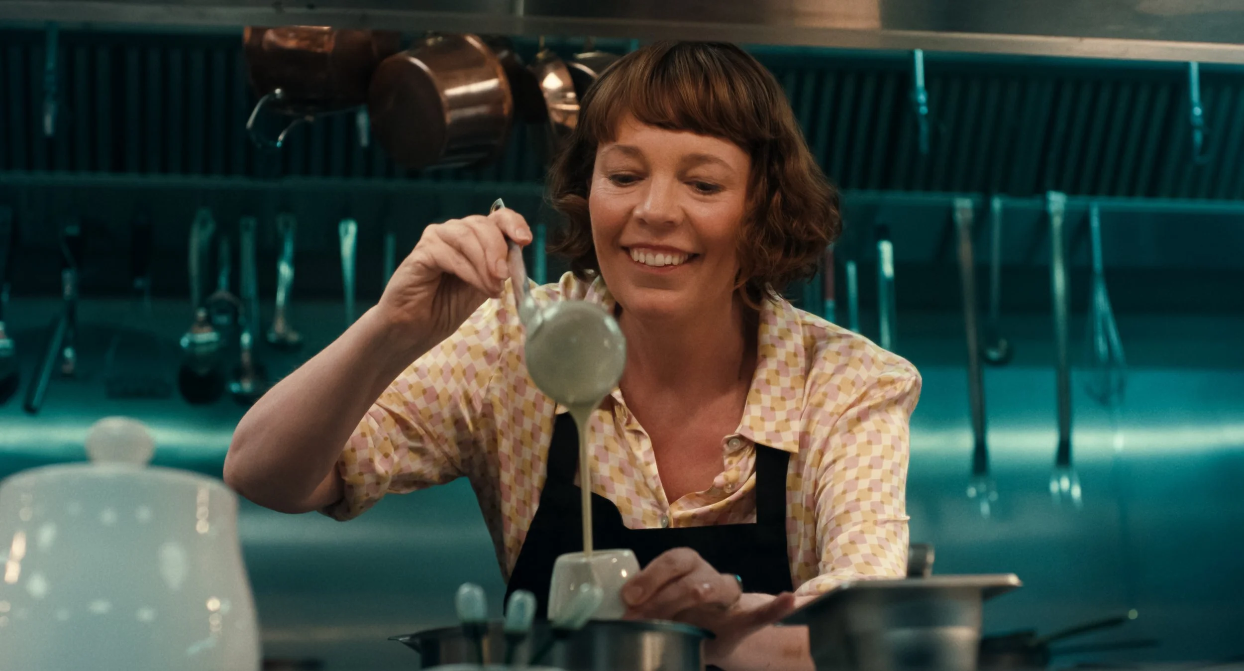 Olivia Colman in THE ROSES. Photo courtesy of Searchlight Pictures. © 2025 Searchlight Pictures All Rights Reserved.