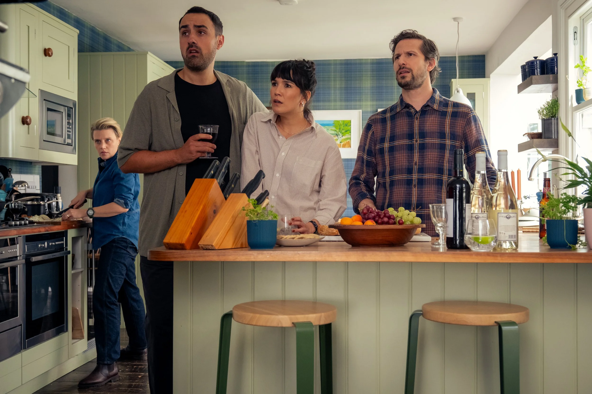 Kate McKinnon, Jamie Demetriou, Zoë Chao, and Andy Samberg in THE ROSES. Photo by Jaap Buitendijk, Courtesy of Searchlight Pictures. © 2025 Searchlight Pictures All Rights Reserved.